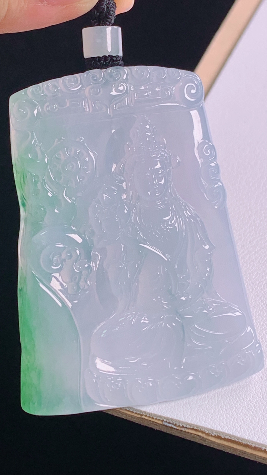 冰飘绿大势至菩萨
翠色灵动，雕工精湛
尺寸:69.4-61.8-46.0-6.4mm