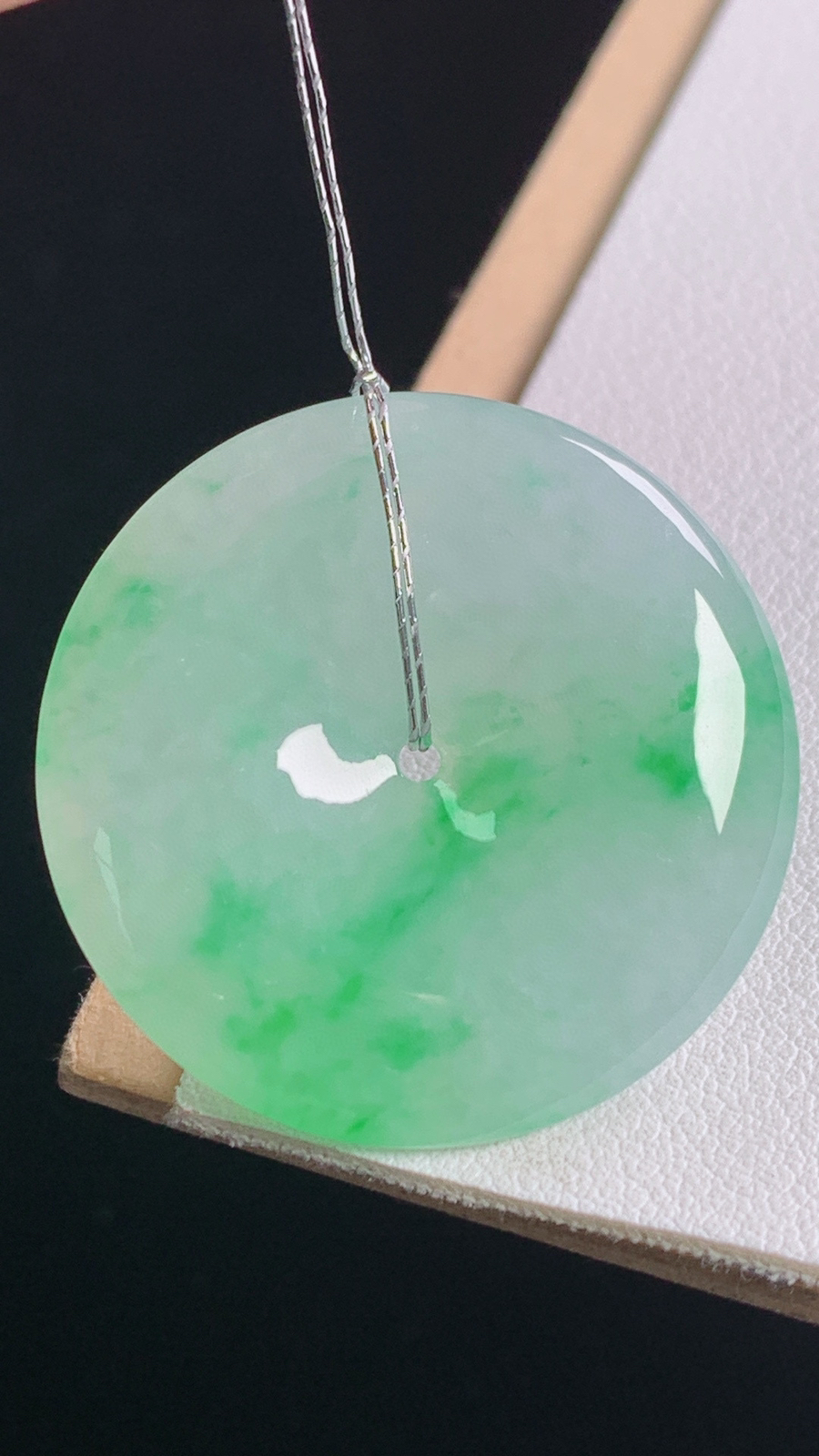 冰飘绿平安扣
色泽清新，胶感十足
尺寸:32.1-5.4mm