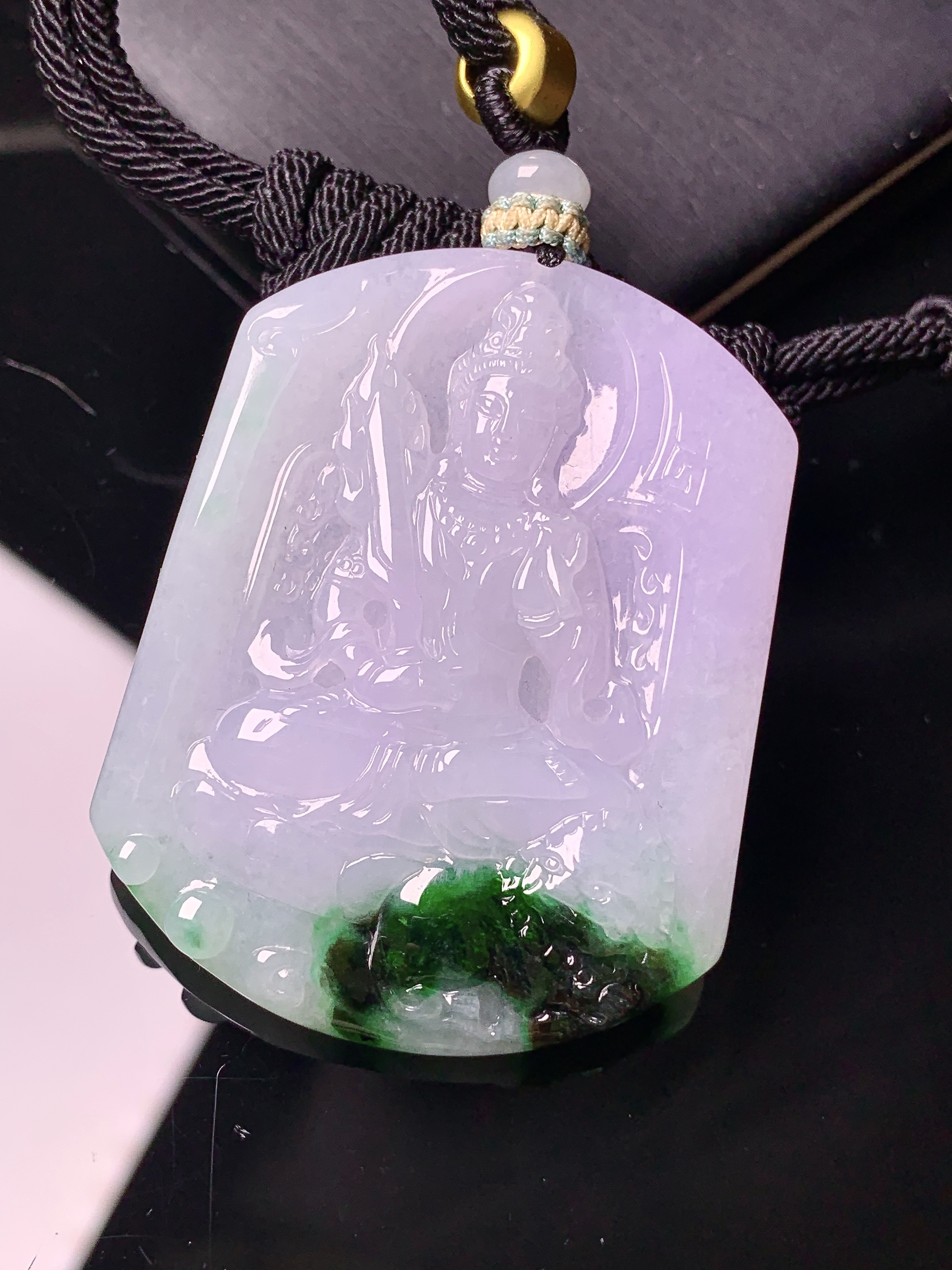 飘绿观音菩萨吊坠 玉质细腻 色泽艳丽清新 水润亮眼 整体尺寸47.2*37.5*5.6w 1