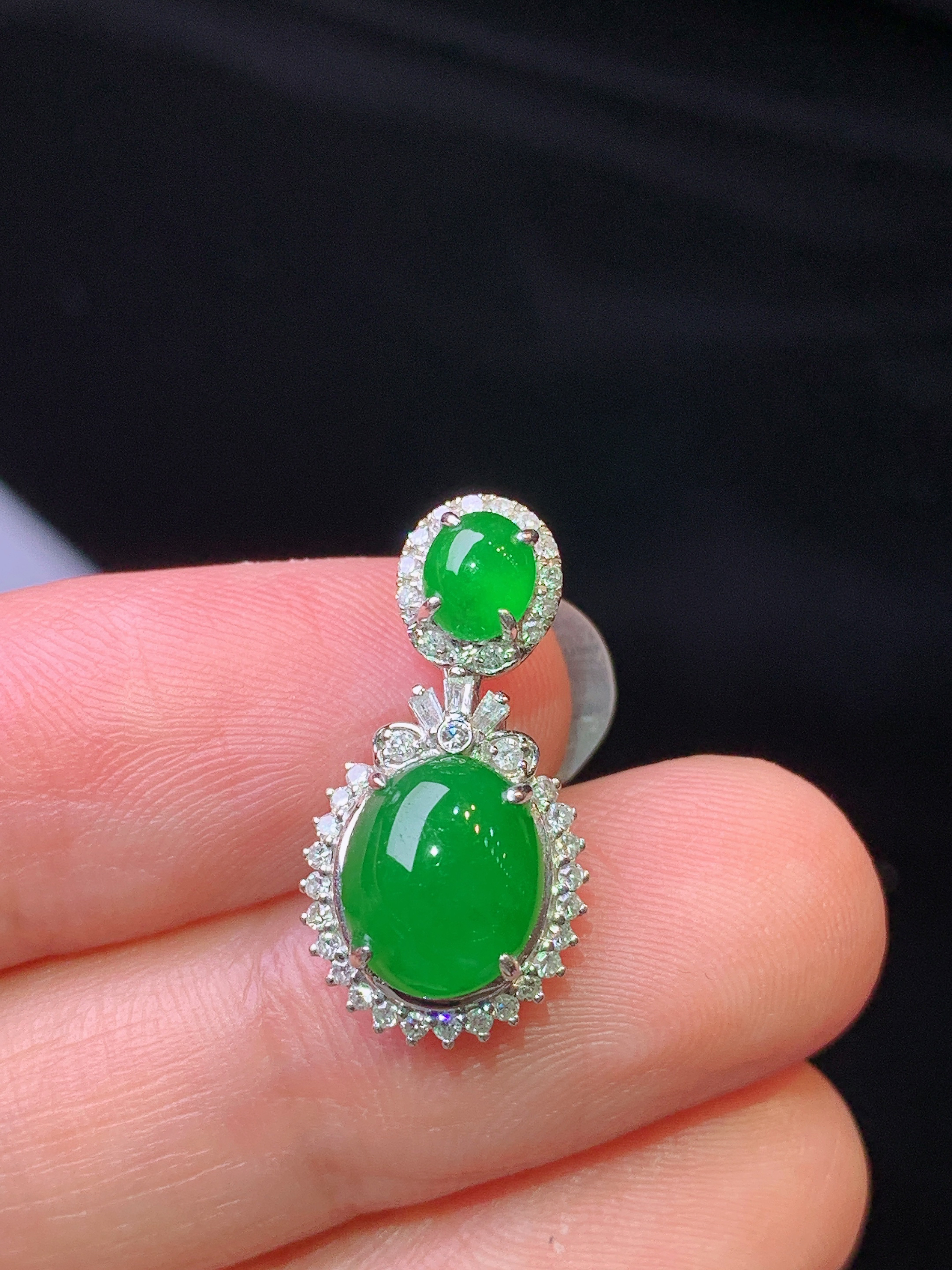 18k金钻镶嵌满绿蛋面吊坠 玉质细腻 色泽艳丽清新 水润亮眼 整体尺寸20.6*10.8*7.3b2