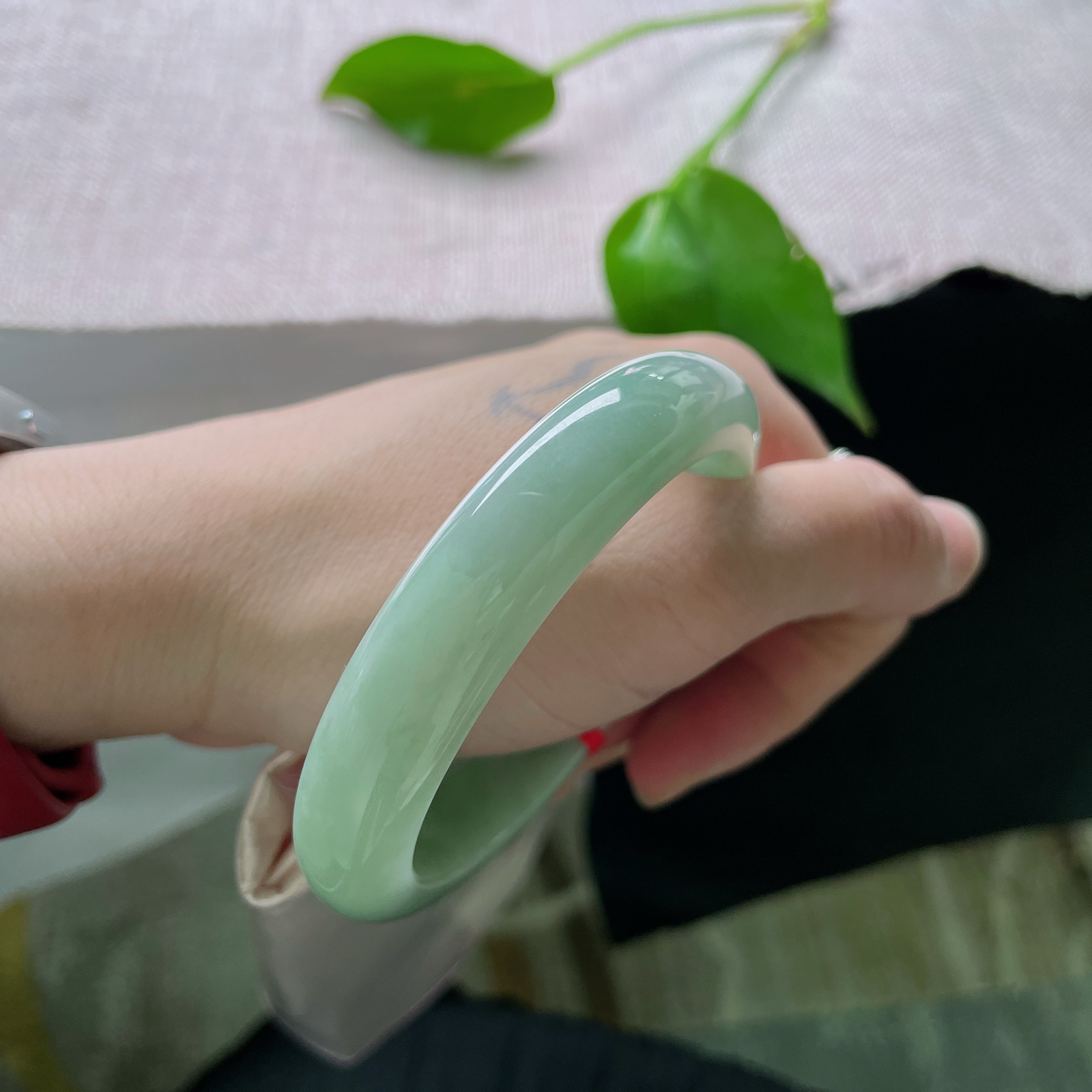 尺寸：57/12.2/8.4，绿底正圈，上手更衬出玉石的清雅光泽，尽显古典雅致之美。无纹裂