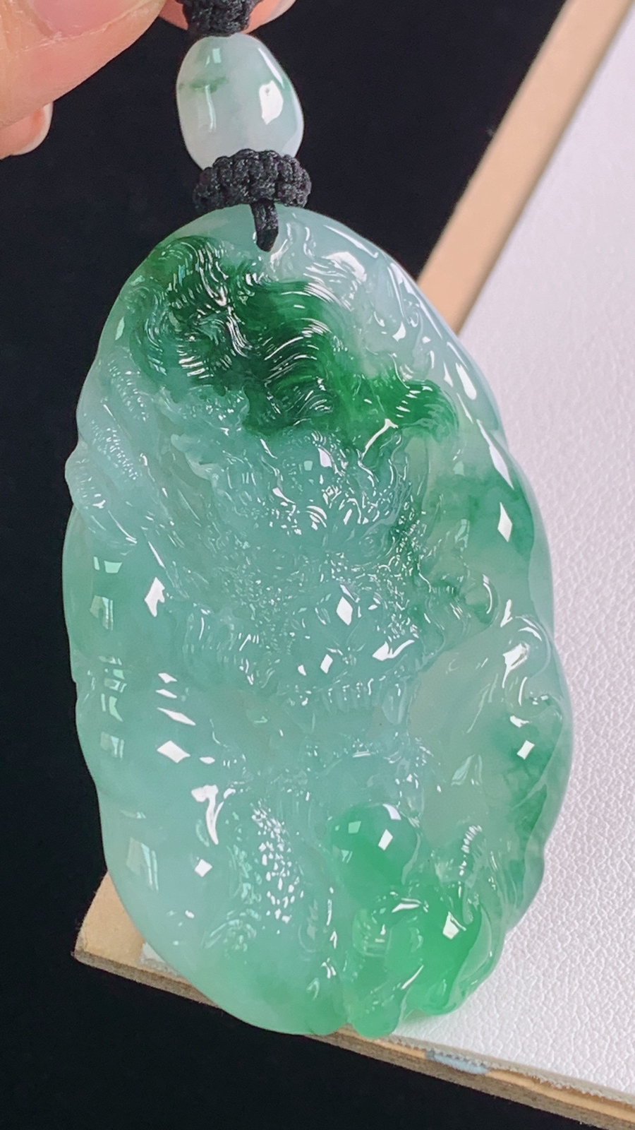 冰飘绿龙牌
翠色灵动，雕工精湛，霸气
尺寸:74.9-61.0-37.3-11.1mm