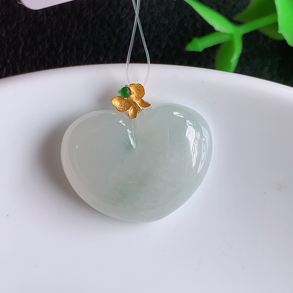 18k金镶嵌冰润心形吊坠 玉质细腻 色泽清新艳丽 W49.28  尺寸：16-20-5.3mm