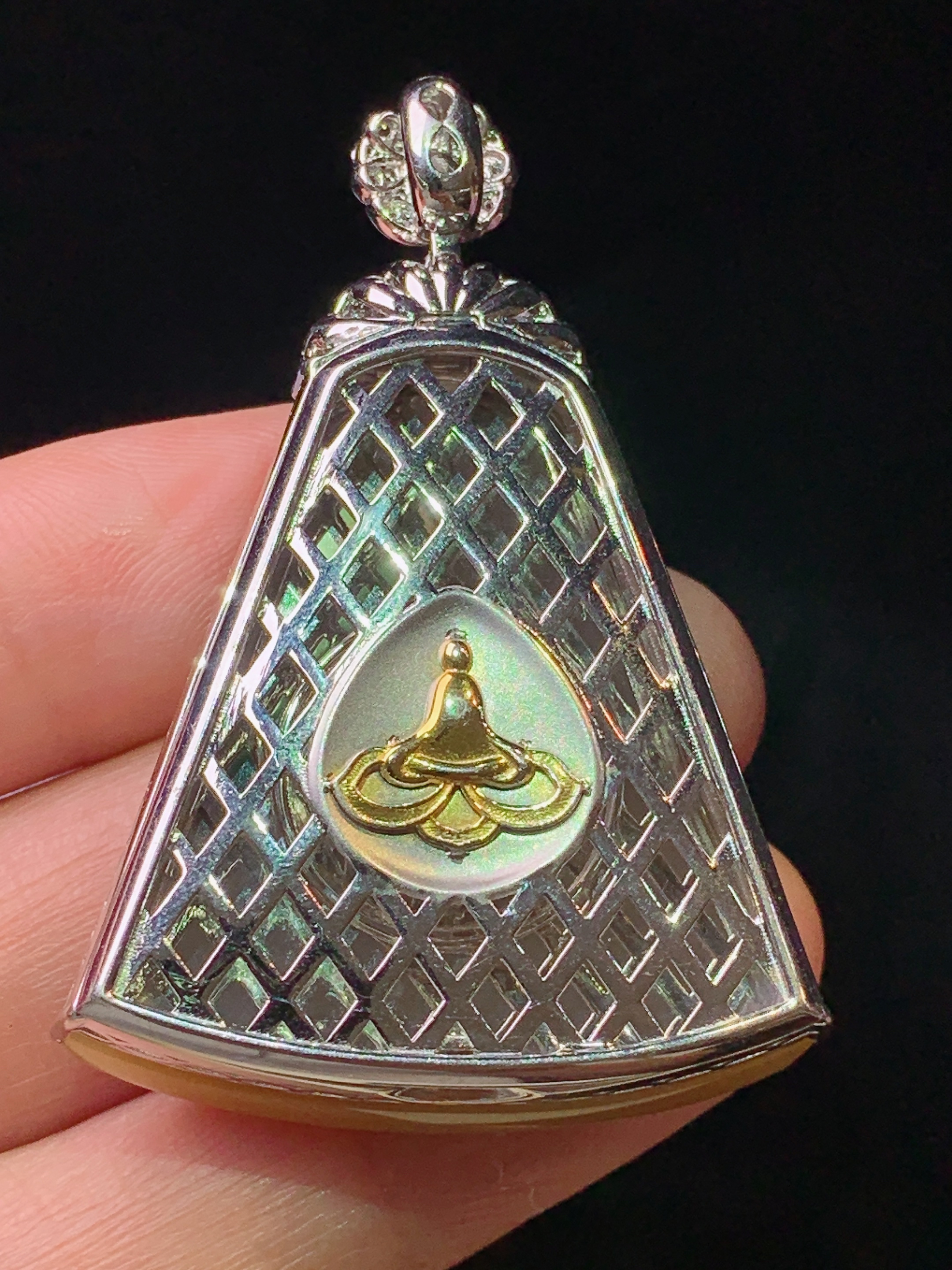 18k金钻镶嵌黄翡无事牌吊坠 玉质细腻 色泽艳丽清新 水润亮眼 整体尺寸48*33*7.6m5