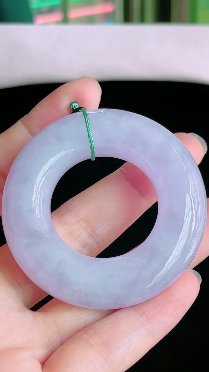 【翡翠名称】老坑种冰紫平安环吊坠挂件
【翡翠尺寸】直径厚度53.3/12mm
【翡翠描述】宝贝种老水足，玉质细腻，色泽靓丽，性价比高，佩戴效果好！
【其它赠送】权威证书/精美挂绳盒子/支持全国复检