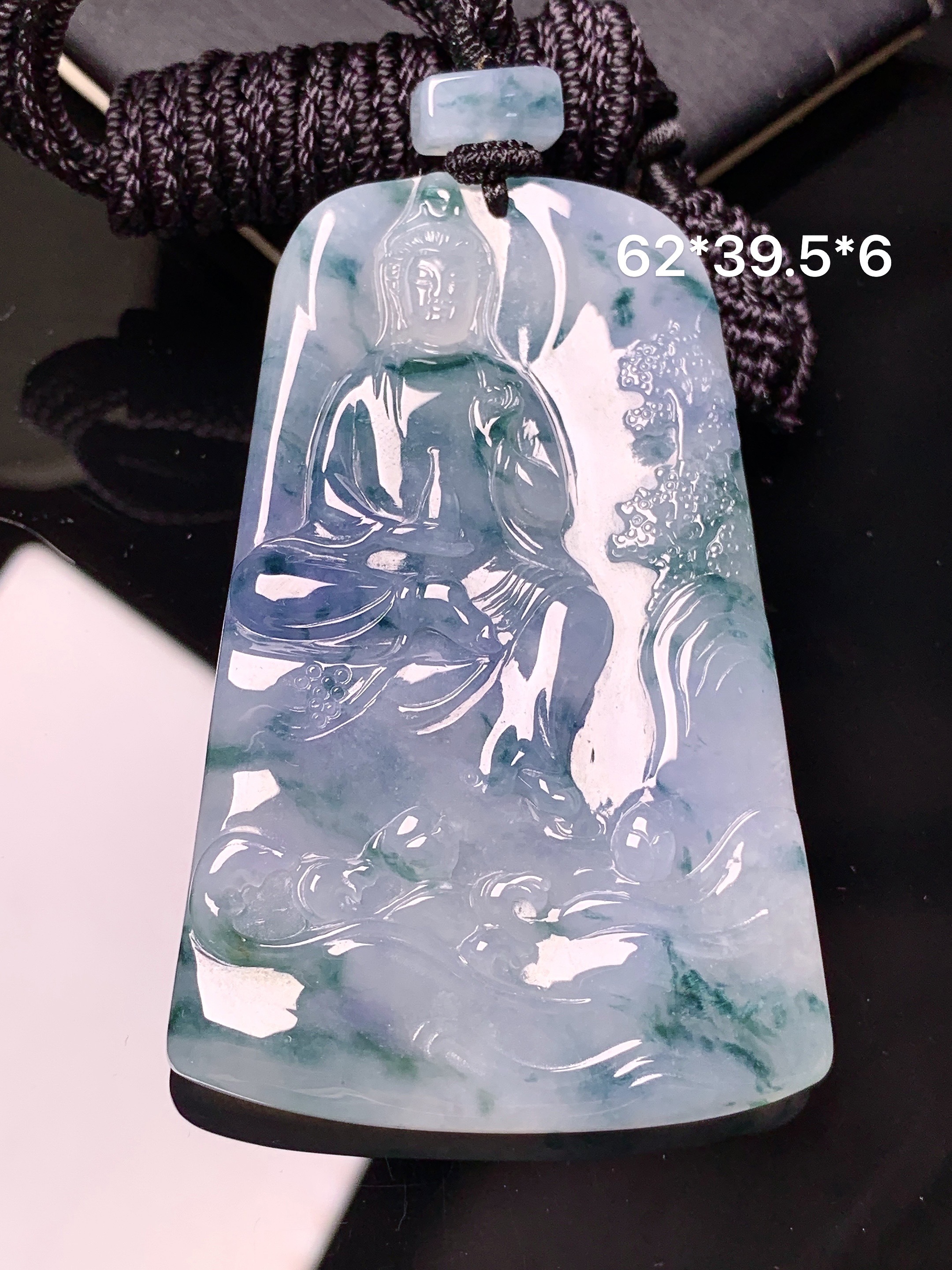 飘花观音菩萨吊坠 玉质细腻 色泽艳丽清新 水润亮眼 整体尺寸62*39.5*6L1
