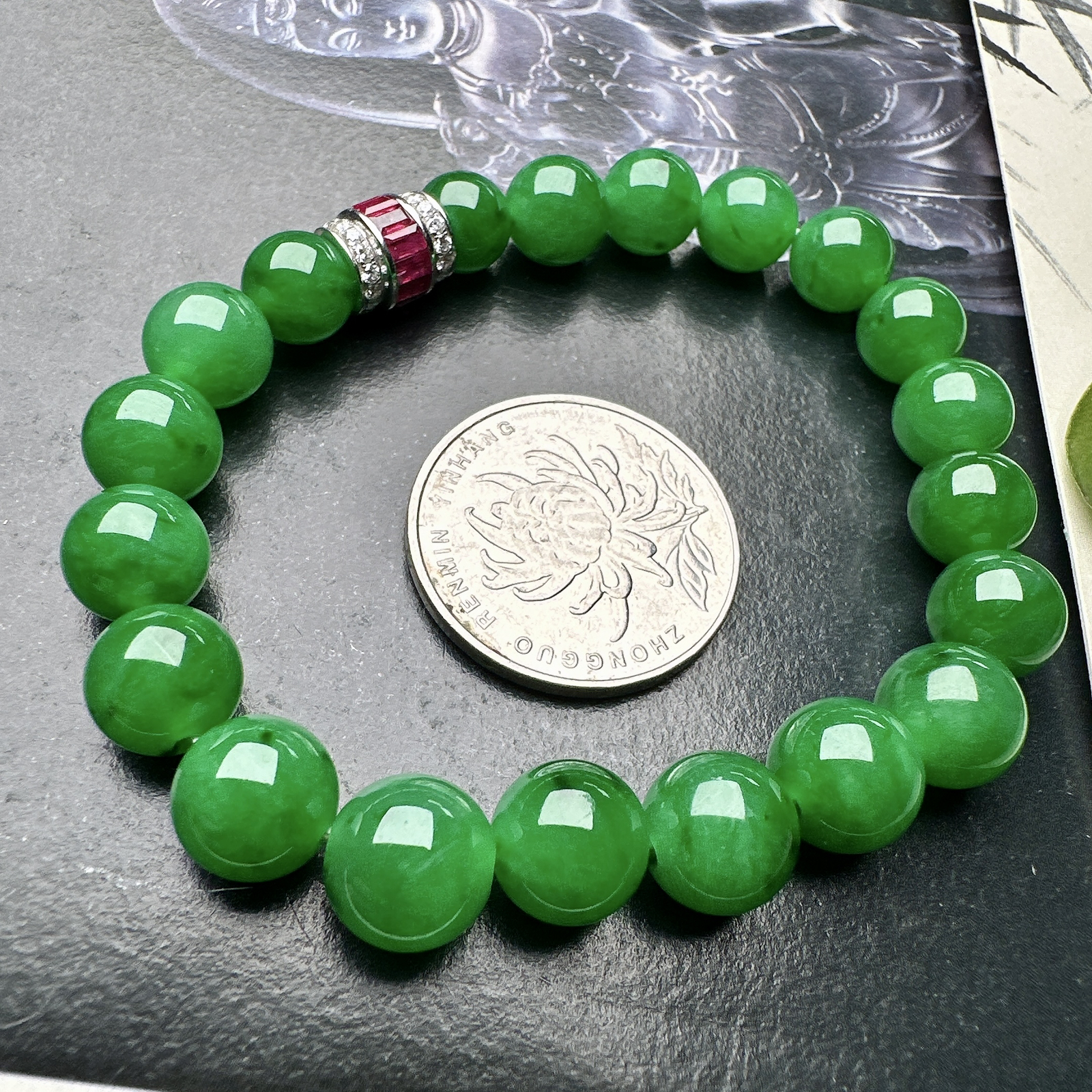 【冰种满绿圆珠手串】冰感十足，通透闪亮，颜色很艳丽，收藏品质，推荐入手。直径8.3-9.8之间