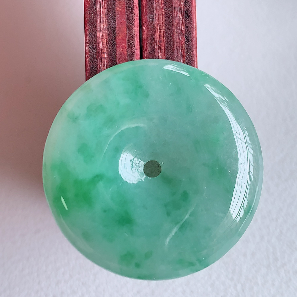 冰润飘花平安扣吊坠，厚装饱满，冰润剔透，细腻水足，种质润泽，飘花灵动，佩戴优雅大气，W57.28   尺寸：27-5.1mm