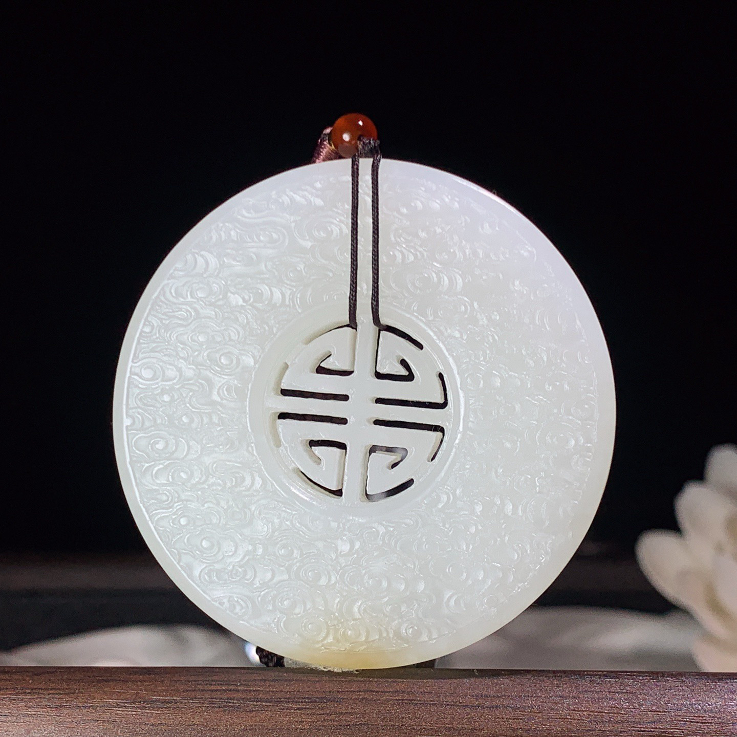 新疆和田玉且末糖大圆满挂件。尺寸55/8重50克 玉质细腻油润 底色纯净 脂粉好，品质好。lt260330