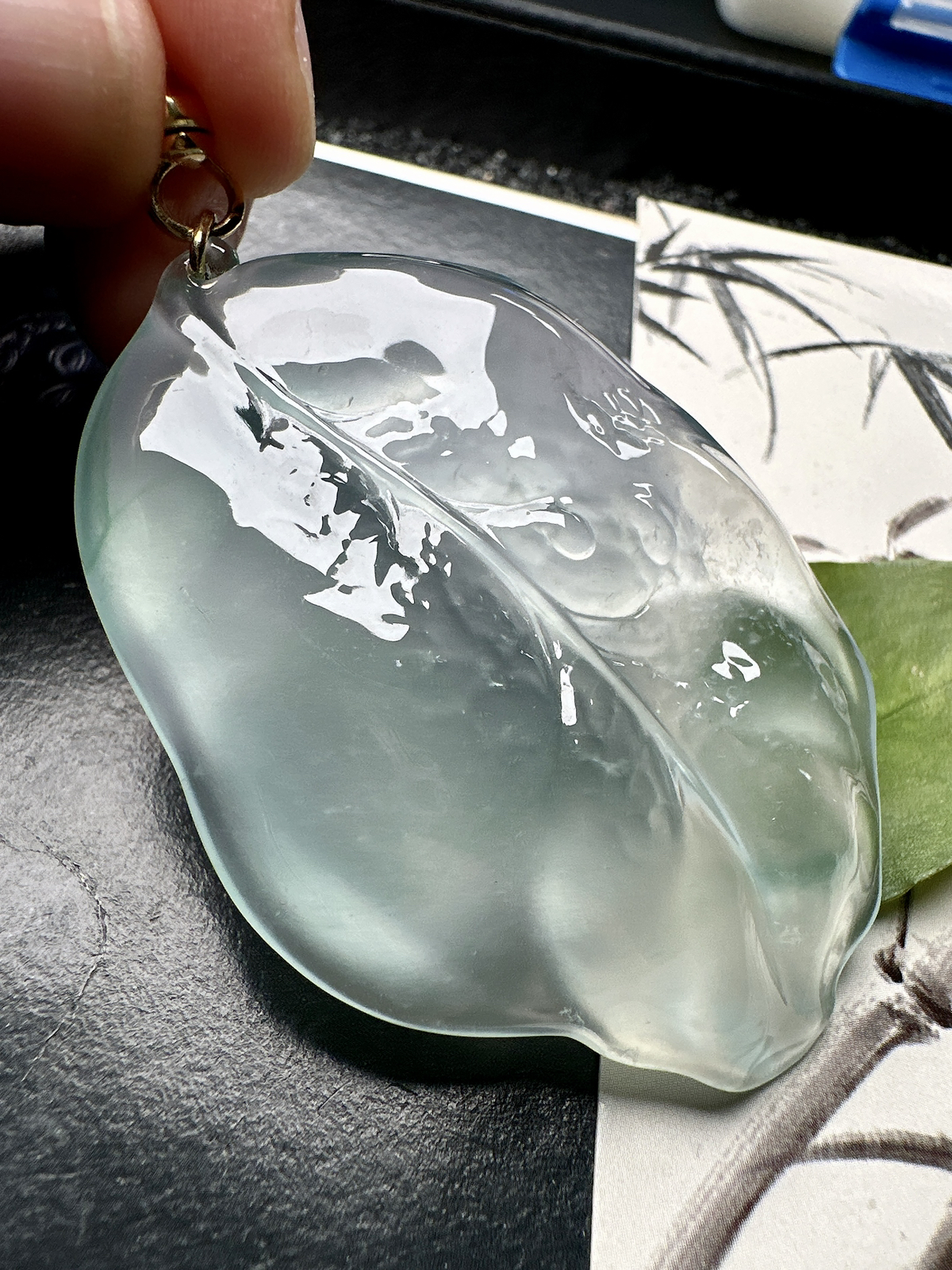 【冰种随形树叶】天空蓝老坑料，叶面饱满，种水上乘，质地致密细腻，品相上佳，冰润通透，起强荧光