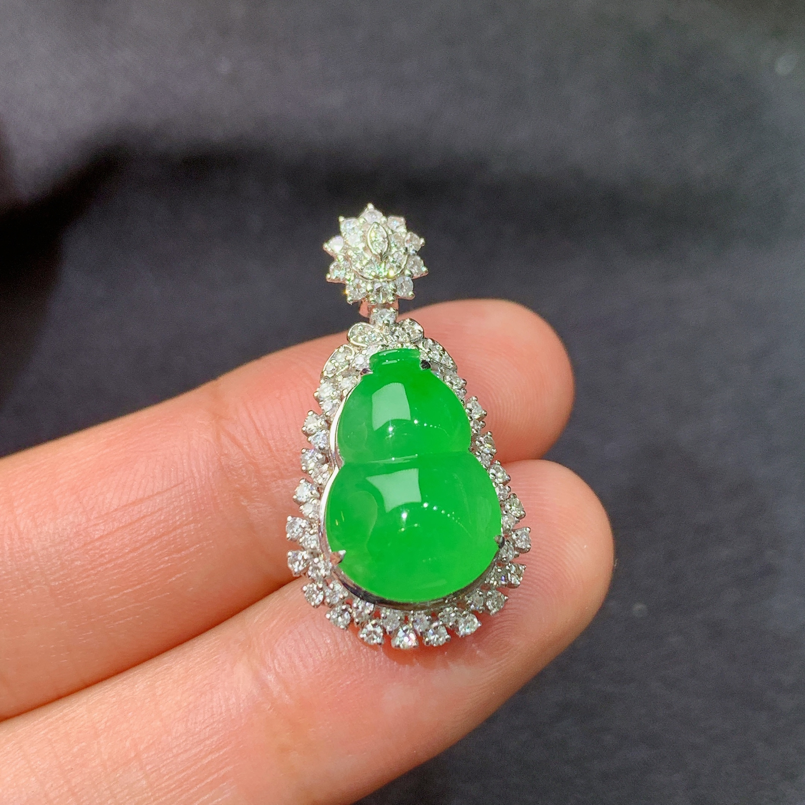 冰阳绿葫芦吊坠，18k金镶嵌，冰润色阳，玉质细腻，种水足，Kf 尺寸26.6*14*10