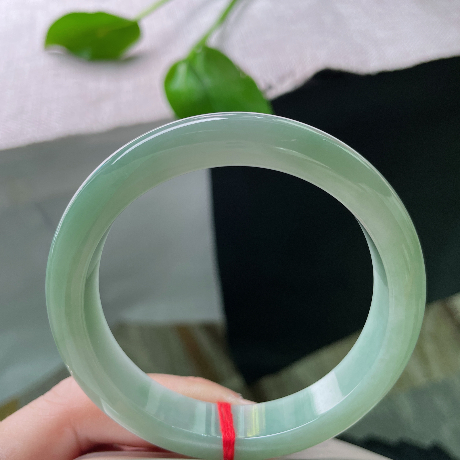 尺寸：57/12.2/8.4，绿底正圈，上手更衬出玉石的清雅光泽，尽显古典雅致之美。无纹裂