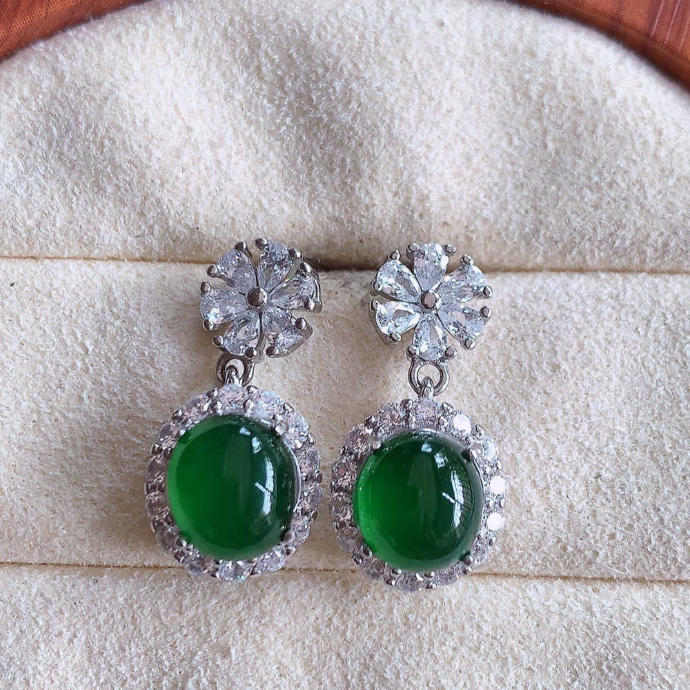 冰满绿翡翠925银镶嵌蛋面耳钉，自然光实拍，翠色灵动，颜色漂亮，种老水足，品相佳，佩戴佳品！W815.28  取一整体尺寸：20-10-7.8mm  裸石尺寸：7.5-6.5mm