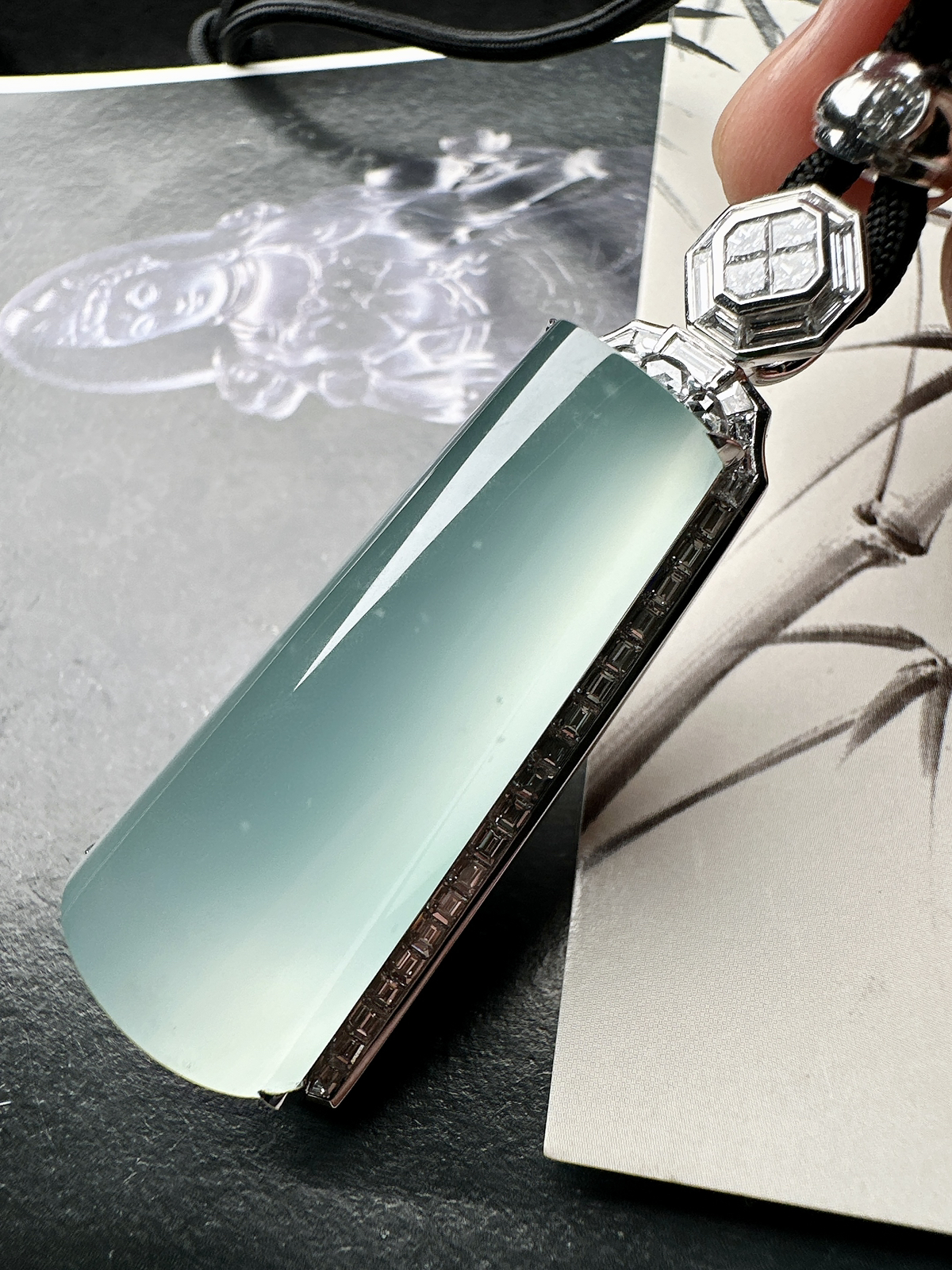 【冰种天空蓝无事柱】精品，种水上乘，通透闪亮，晶莹剔透。收藏品质18K金钻镶嵌，裸石尺寸43.6*20.2*9.8毫米