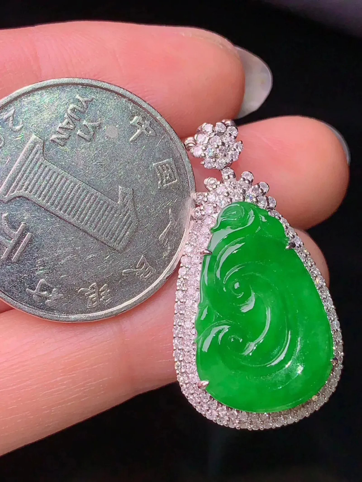 18k金钻镶嵌满绿如意吊坠 玉质细腻 色泽艳丽 整体尺寸32*17.3*7