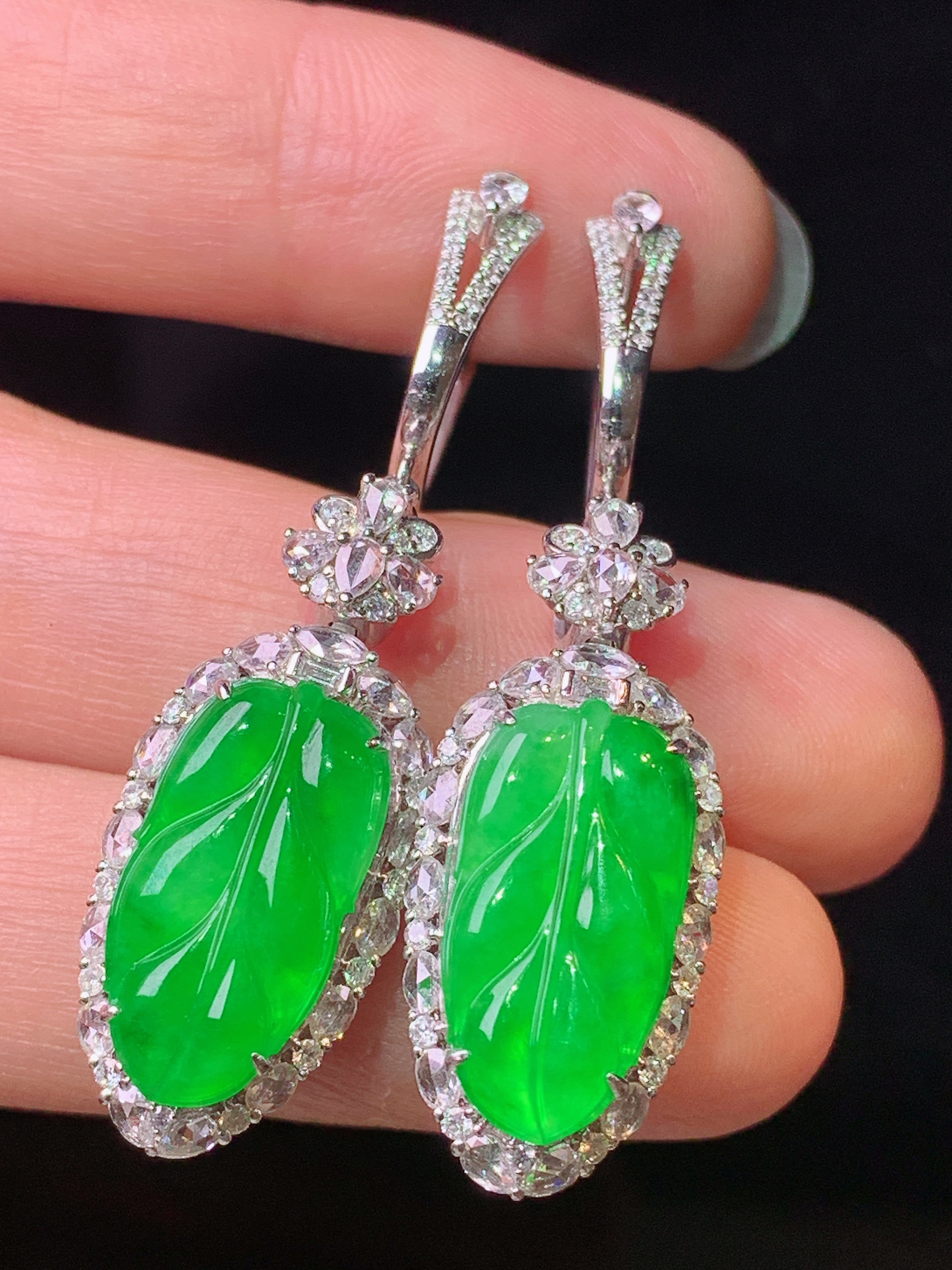 18k金钻镶嵌满绿树叶耳坠 玉质细腻 色泽艳丽清新 水润亮眼 整体尺寸45.2*12.3*8.2m5