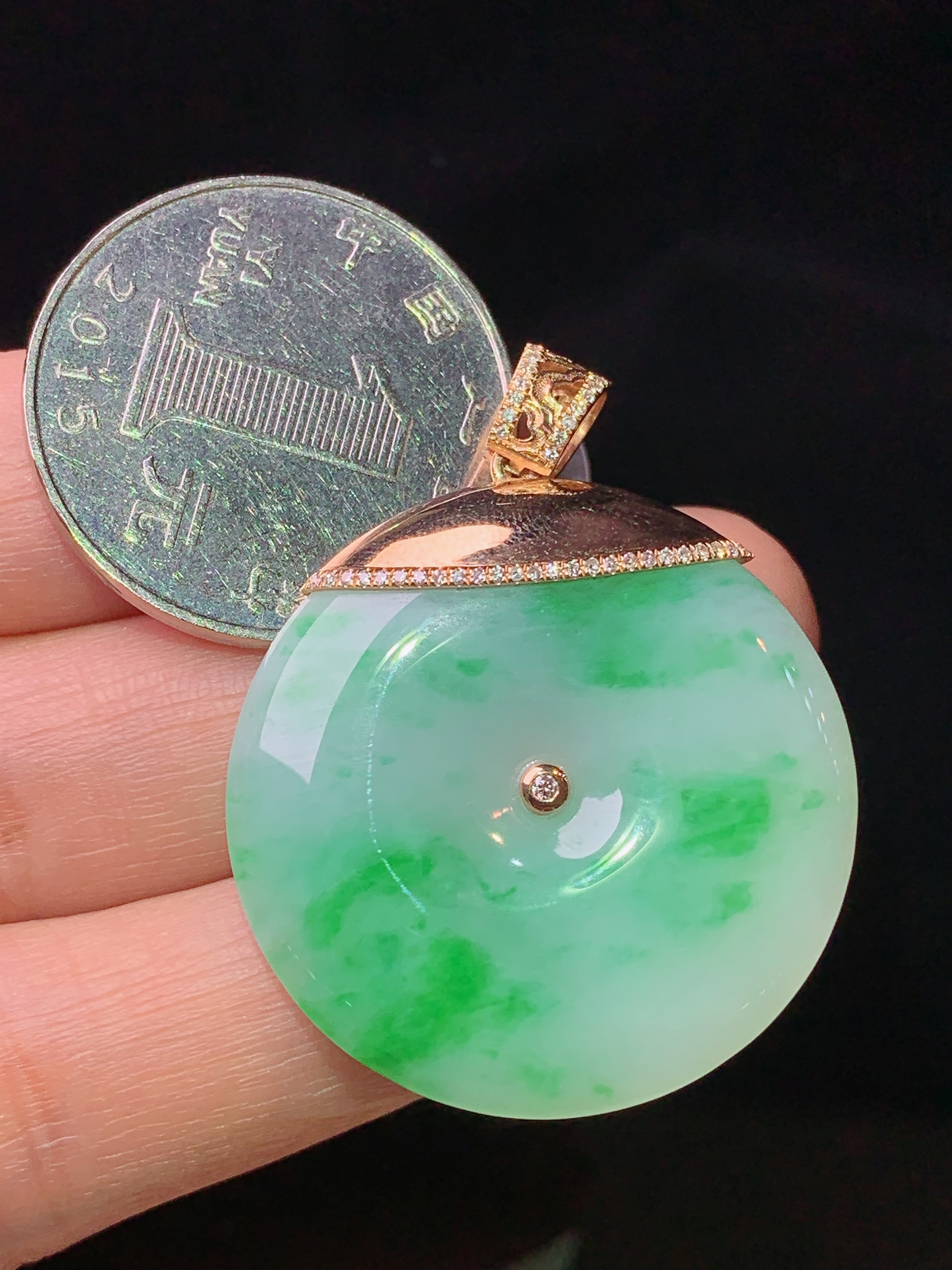 18k金镶嵌飘绿平安扣吊坠 玉质细腻 色泽艳丽清新 水润亮眼 整体尺寸38*30*5.2w1