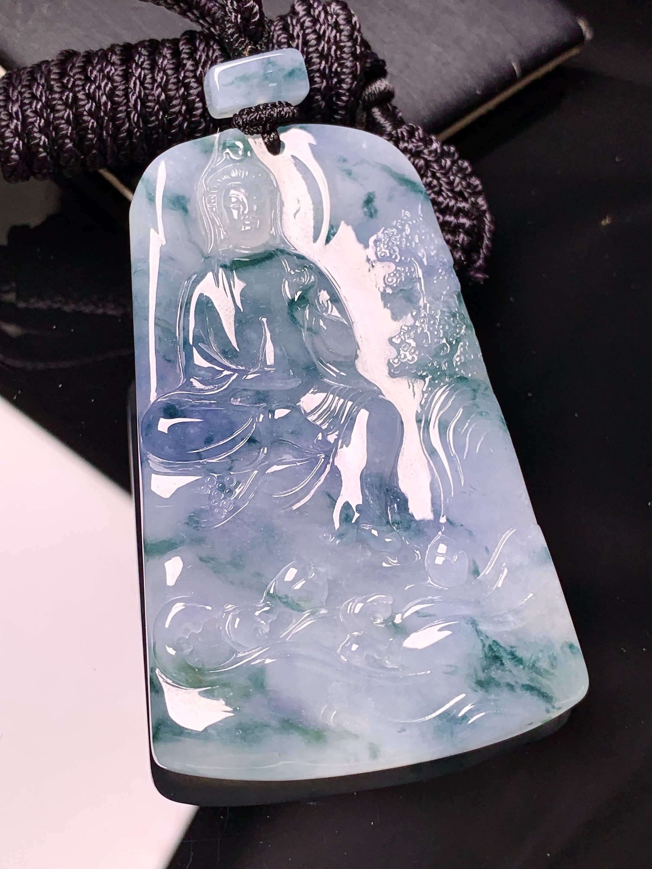 飘花观音菩萨吊坠 玉质细腻 色泽艳丽清新 水润亮眼 整体尺寸62*39.5*6L1