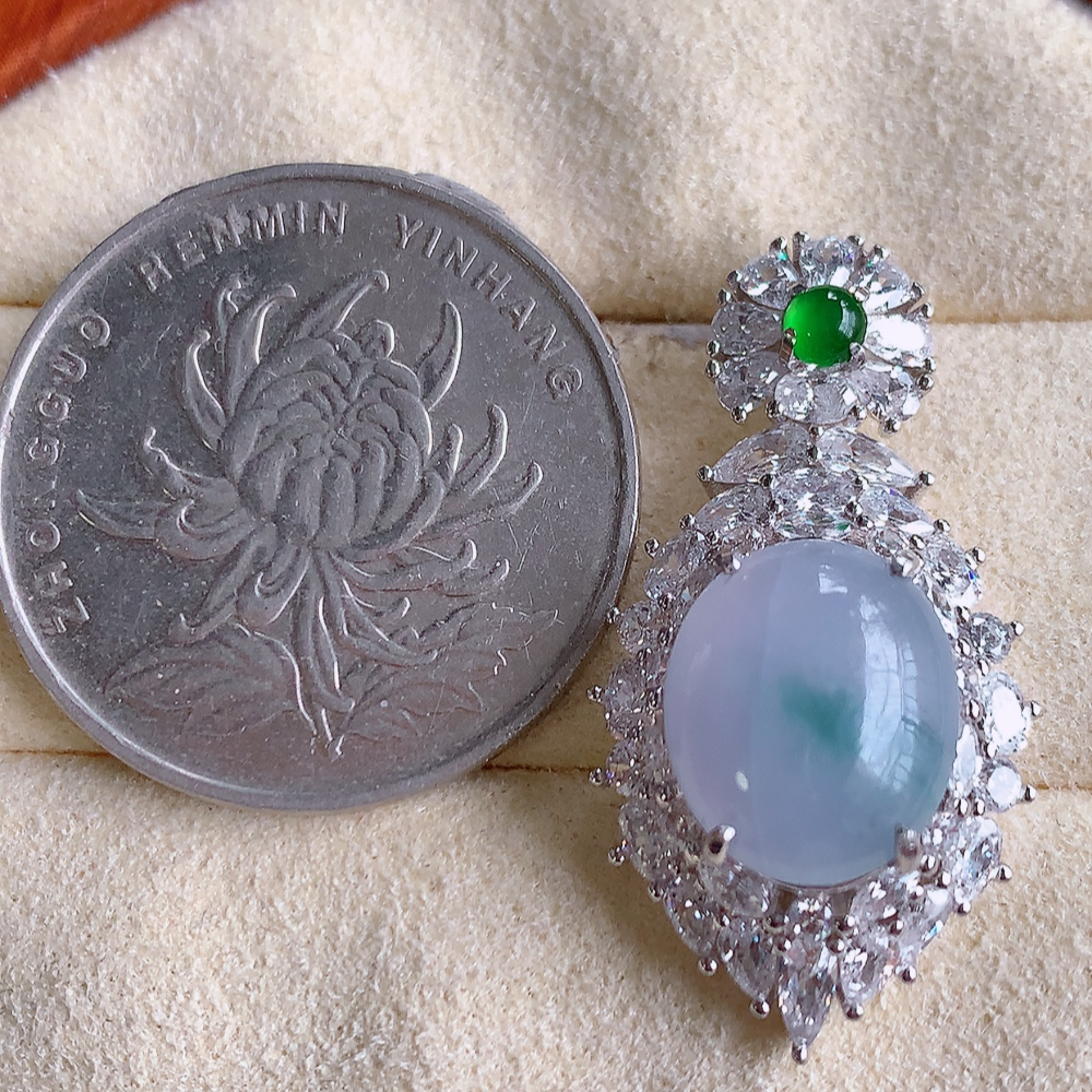 冰润紫罗兰蛋面翡翠吊坠，925银镶嵌  质地细腻，清秀高雅，饱满圆润  款式大方经典，颜色鲜艳，沁人心脾，高质量精品   W502.28  整体尺寸：30-16-9.3mm   裸石尺寸：12-10mm