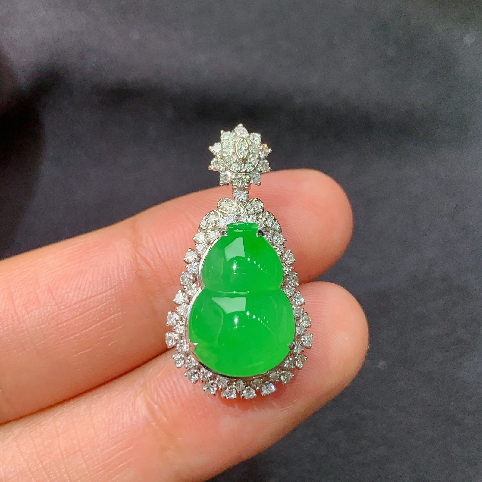 冰阳绿葫芦吊坠，18k金镶嵌，冰润色阳，玉质细腻，种水足，Kf 尺寸26.6*14*10