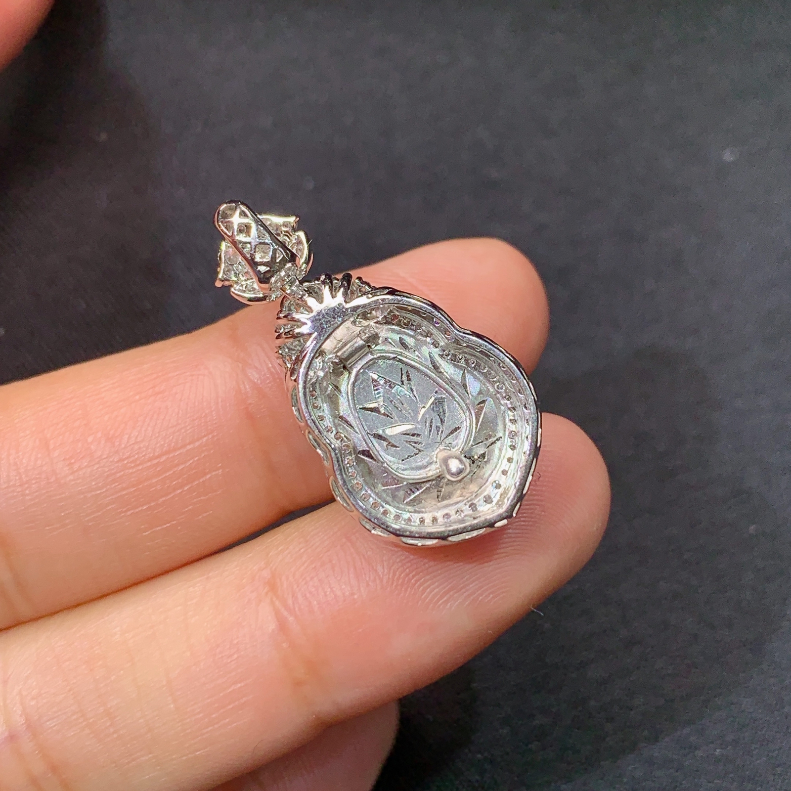 冰阳绿葫芦吊坠，18k金镶嵌，冰润色阳，玉质细腻，种水足，Yh1 尺寸27.1*14.1*9.6