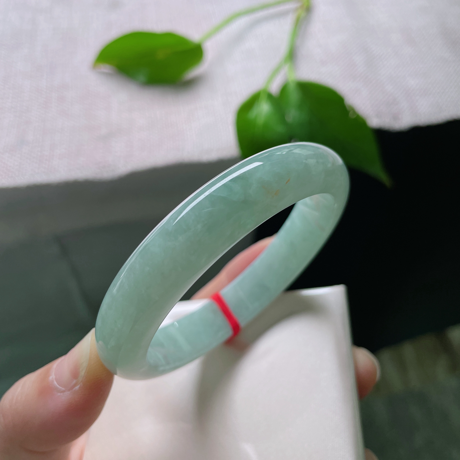 尺寸：56.6/12.3/7.6，绿底正圈，水润，种老，上手显气质，不失优雅，晶体。