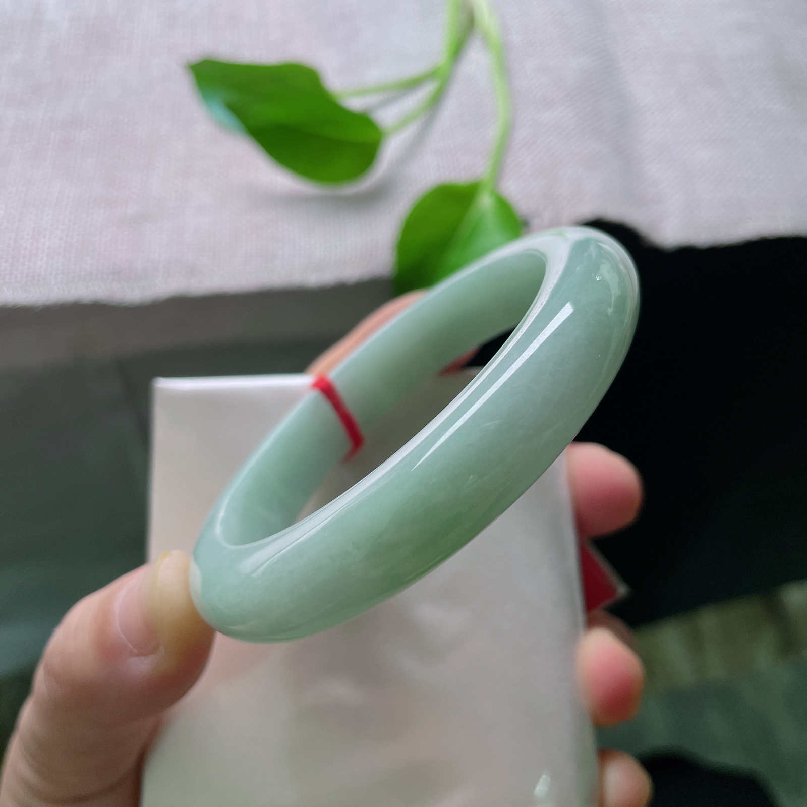 尺寸：55.8/11.7/7.9，淡绿底正圈，澄澈干净，似春日新芽，水润细腻，棉线。