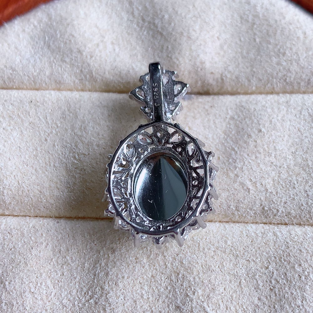 冰润飘绿蛋面翡翠吊坠，925银镶嵌 质地细腻，清秀高雅，饱满圆润  款式大方经典，颜色鲜艳，沁人心脾，高质量精品   W502.28  整体尺寸：24.8-14.5-8mm   裸石尺寸：10-8mm