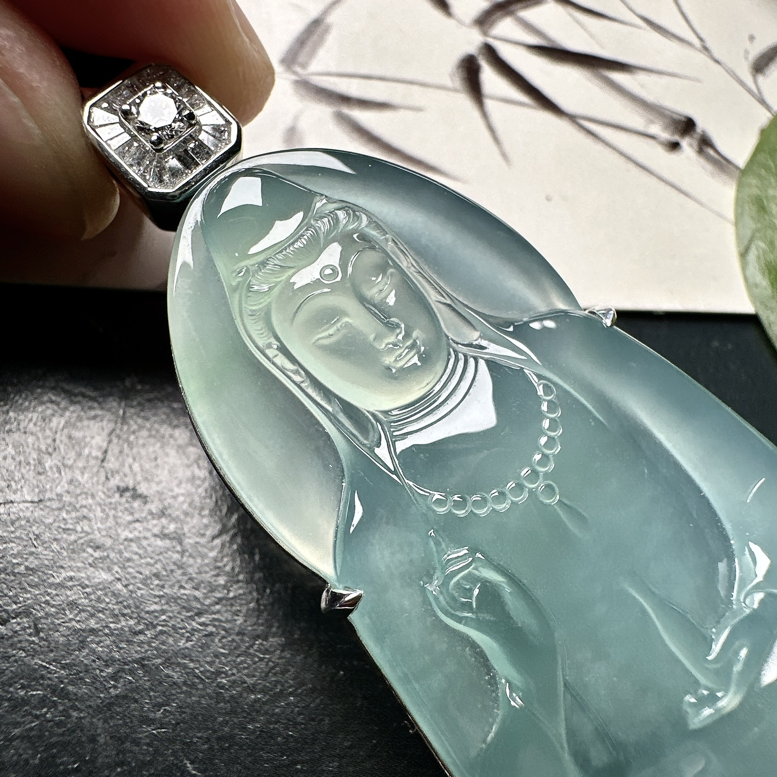 【冰种蓝底素衣观音】质地细腻，通透度上佳，冰感十足，适合佩戴，收藏品质，18k金钻镶嵌，裸石尺寸56.7*35.3*4.6毫米