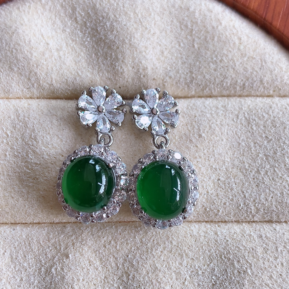 冰满绿翡翠925银镶嵌蛋面耳钉，自然光实拍，翠色灵动，颜色漂亮，种老水足，品相佳，佩戴佳品！W815.28  取一整体尺寸：20-10-7.8mm  裸石尺寸：7.5-6.5mm