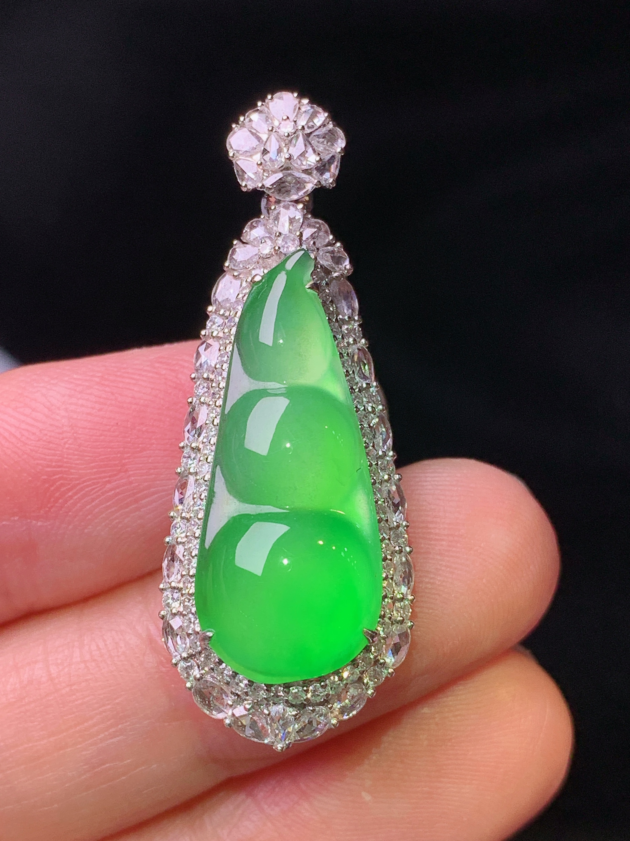 18k金钻镶嵌满绿四季豆吊坠 玉质细腻 色泽艳丽清新 水润亮眼 整体尺寸37.2*14.2*10.5g2