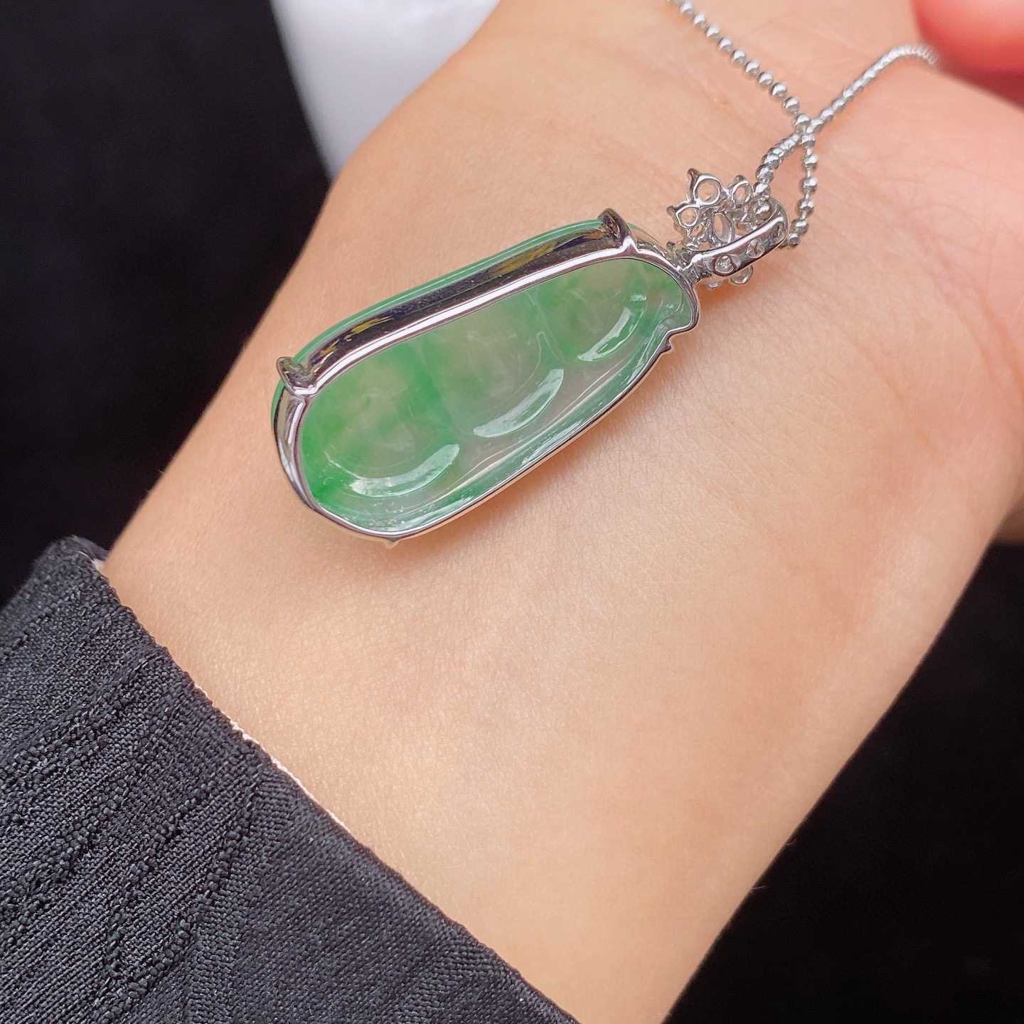 冰飘色福豆 
种老肉细，形体饱满
一抹阳绿，18k金镶嵌
尺寸如图一  实物更美～