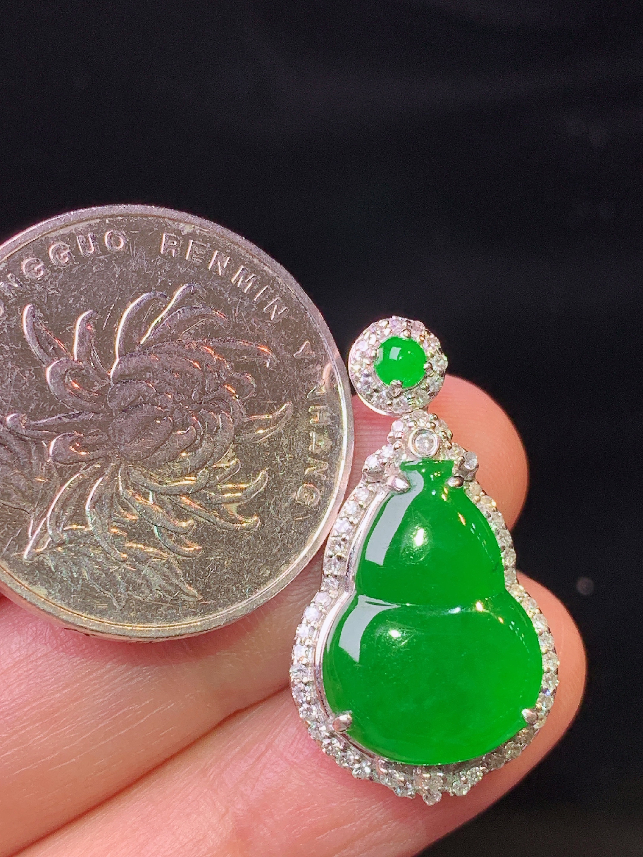 18k金钻镶嵌满绿葫芦吊坠 玉质细腻 色泽艳丽清新 水润亮眼 整体尺寸27.6*15.2*7.3b2