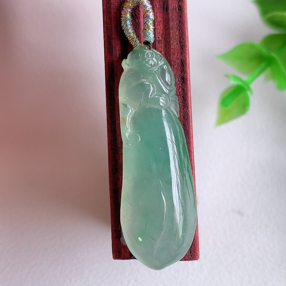 冰润精雕灵猴献瑞翡翠挂件  寓意“灵猴献瑞，多福多寿”天然特色冰绿料子，如此好看，如此美丽～遇到是缘，拥有是福，佩戴效果优雅迷人！无纹裂，性价比超值！W01.28  尺寸：36-12-6.8mm