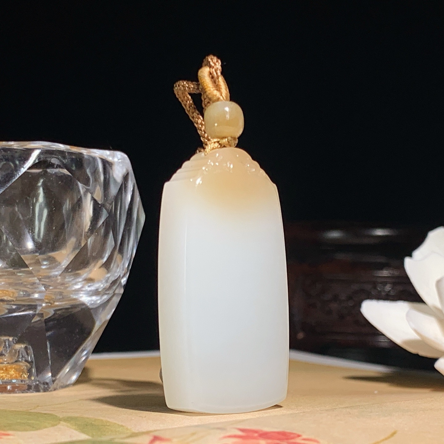 新疆和田玉且末糖平安无事牌挂件。尺寸44/24/10重26克 玉质细腻油润 底色纯净 脂粉好，品质好