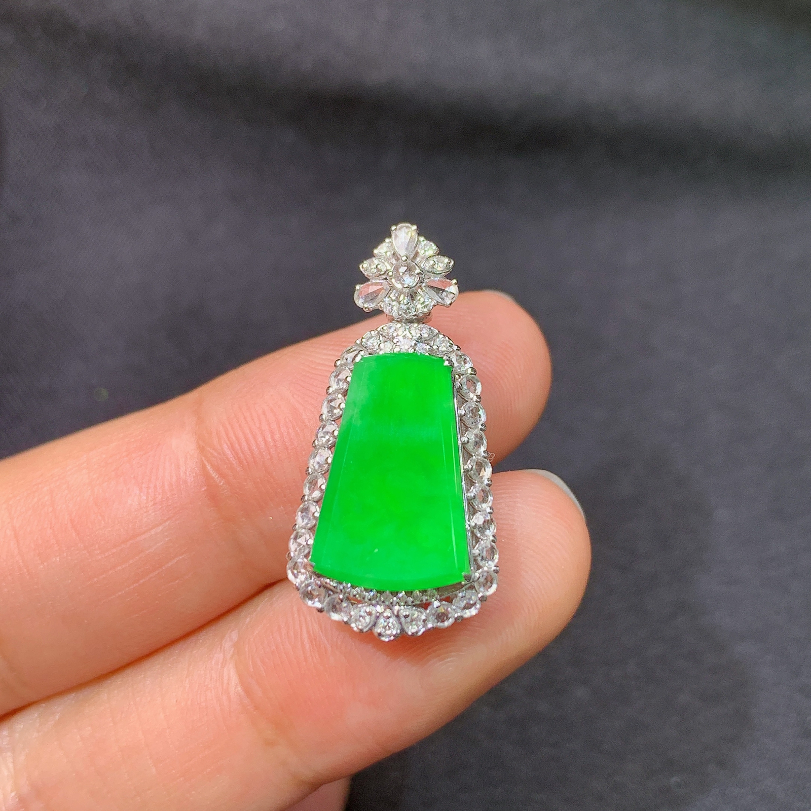 冰阳绿无事牌吊坠，18k金镶嵌，冰润色阳，种老水足，Ych 尺寸25.3*12.6*7.3