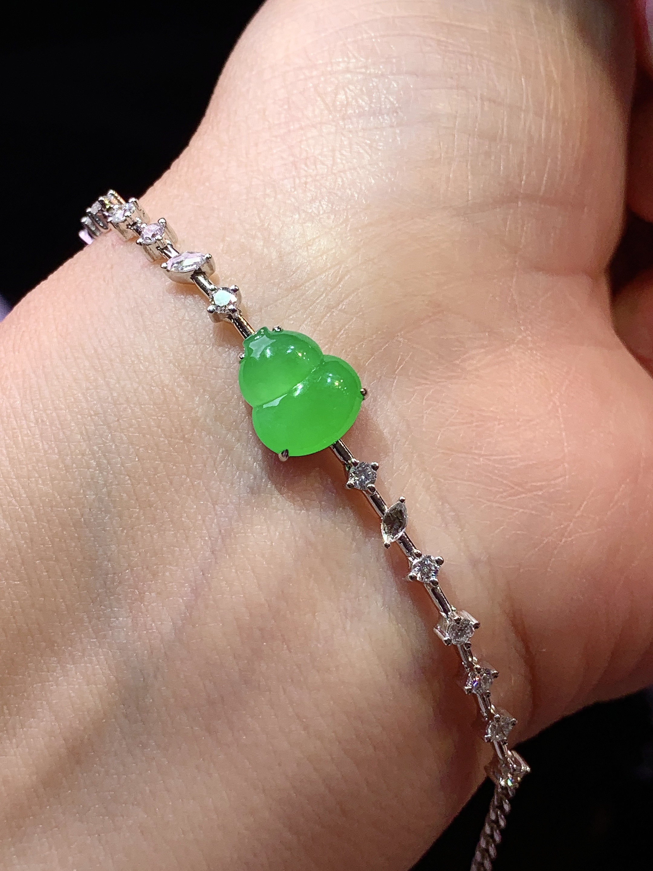 18k金钻镶嵌翠绿葫芦手链 玉质细腻 色泽艳丽清新 水润亮眼 整体尺寸180*8.8*4.5m5