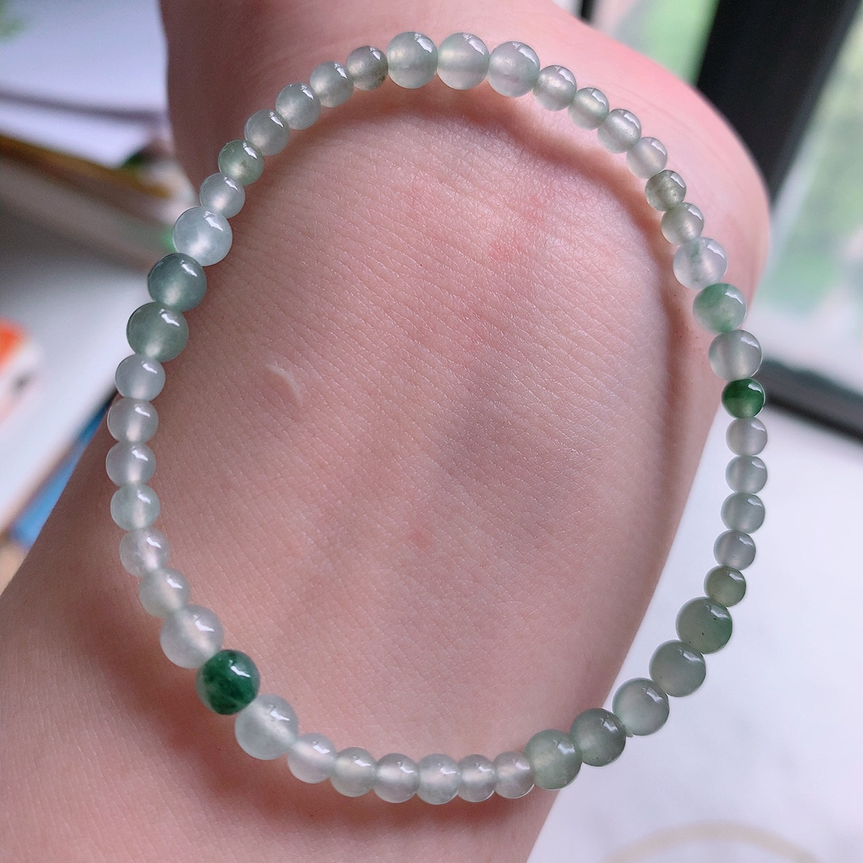 自然光实拍，冰种飘花翡翠手串手链，种老水足， 冰清玉润  颜色漂亮  #001.1取一尺寸4.5