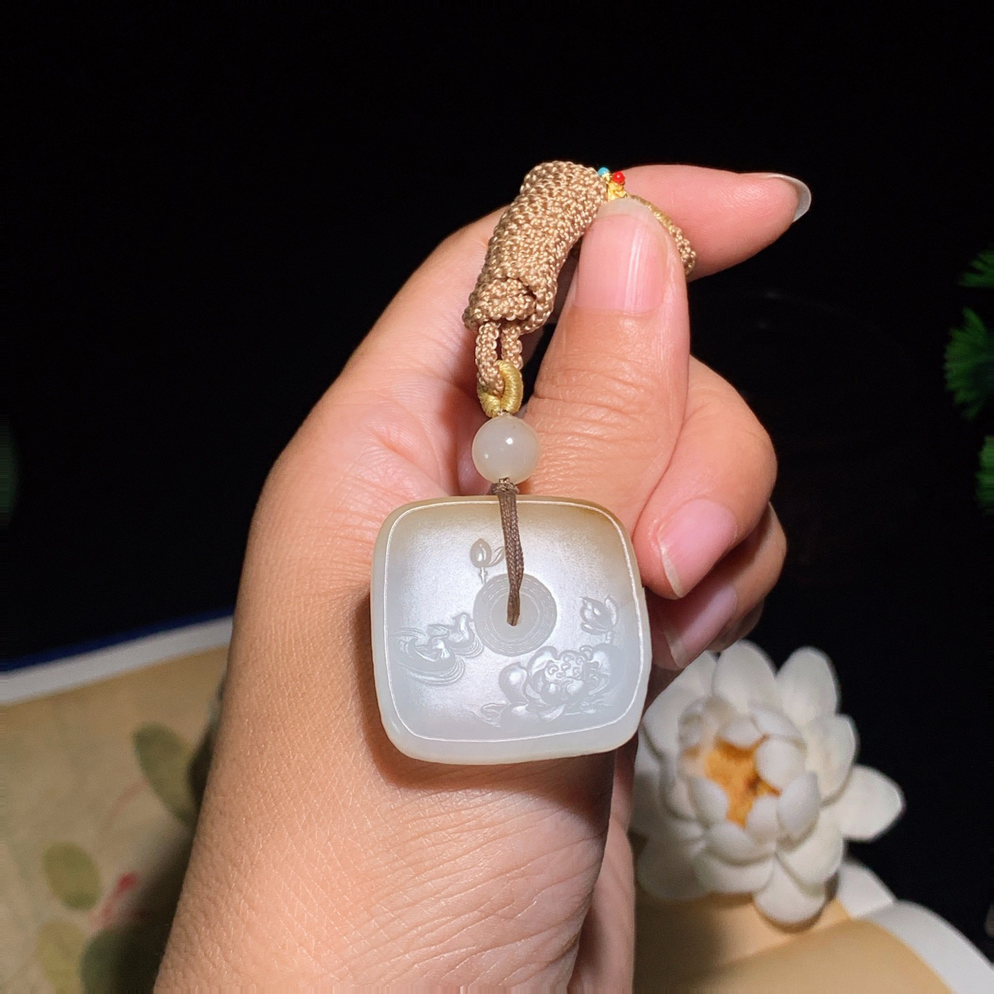 新疆和田玉且末糖四方扣挂件。尺寸31/8重22.5克 玉质细腻油润 底色纯净 脂粉好，品质好。lt2