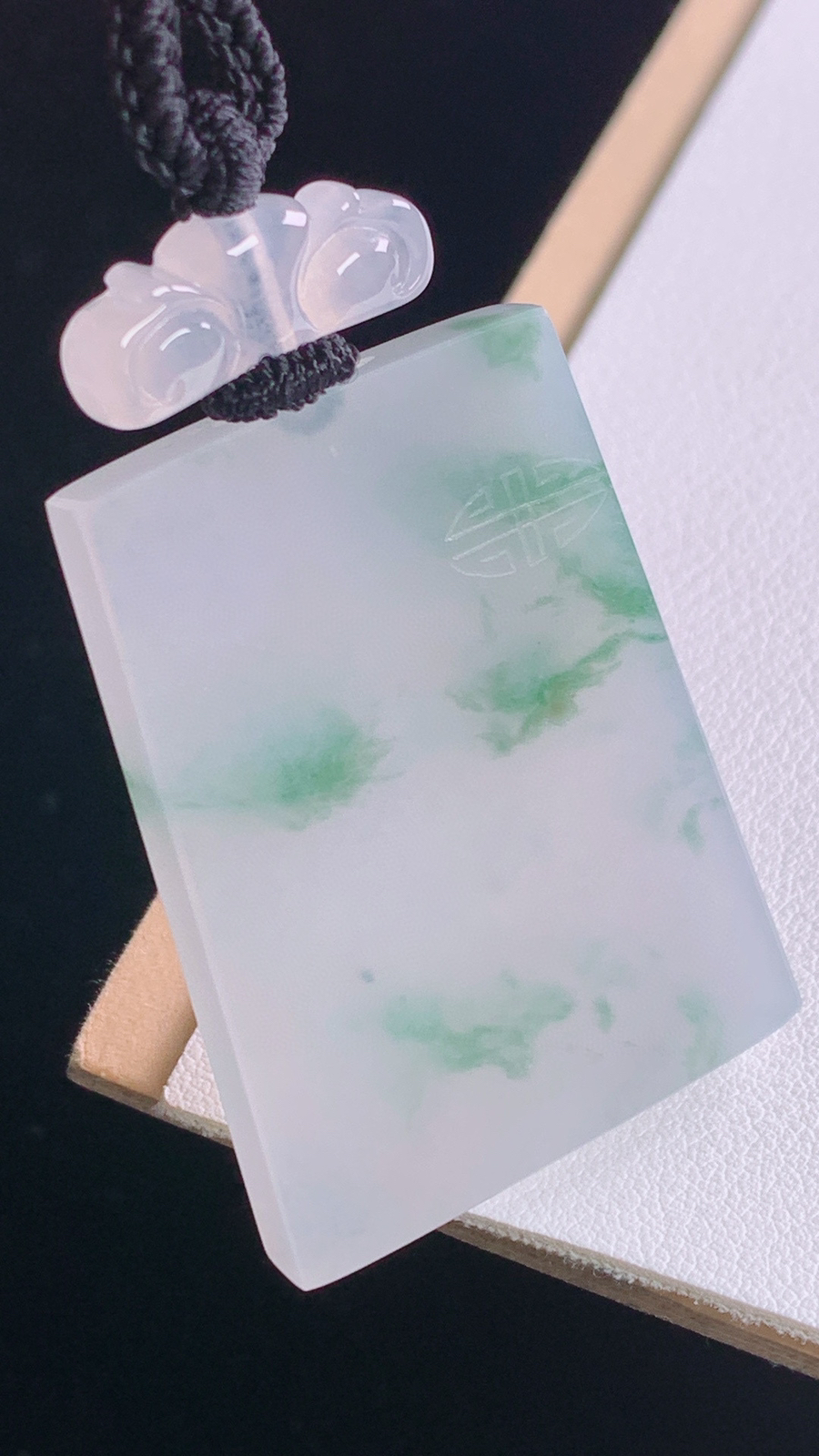 冰飘花仿古牌
花色灵动，清爽水润，
尺寸:51.6-42.1-31.4-5.1mm