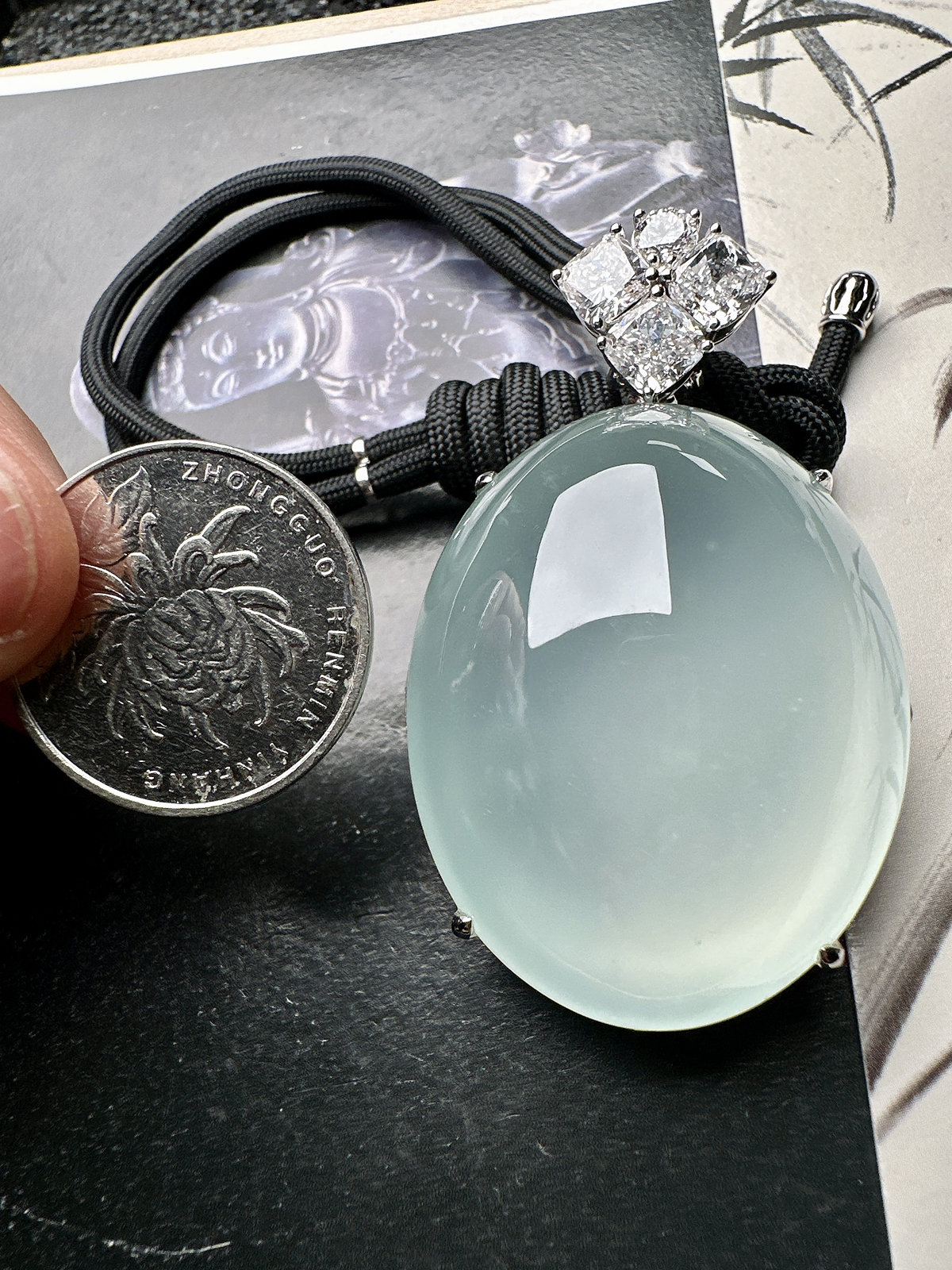 【冰种天空蓝大蛋面】鸽子蛋，珍藏品，晶莹剔透，起强荧光，冰润动人。18k金钻镶嵌，裸石尺寸43*35*18.2毫米