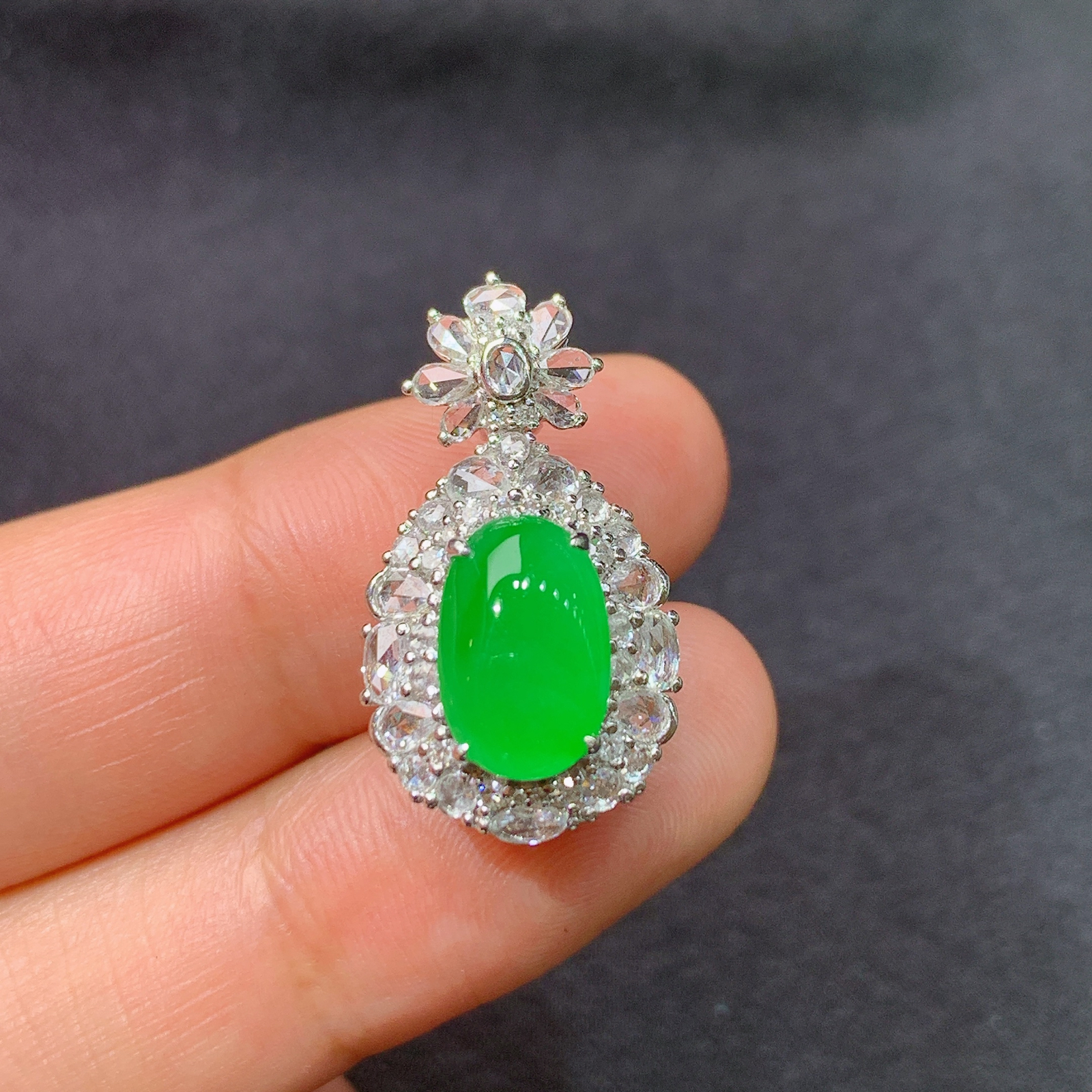 冰阳绿蛋面吊坠，18k金镶嵌，冰润色阳，玉质细腻，种水足，C2 尺寸24.1*13.5*11.3