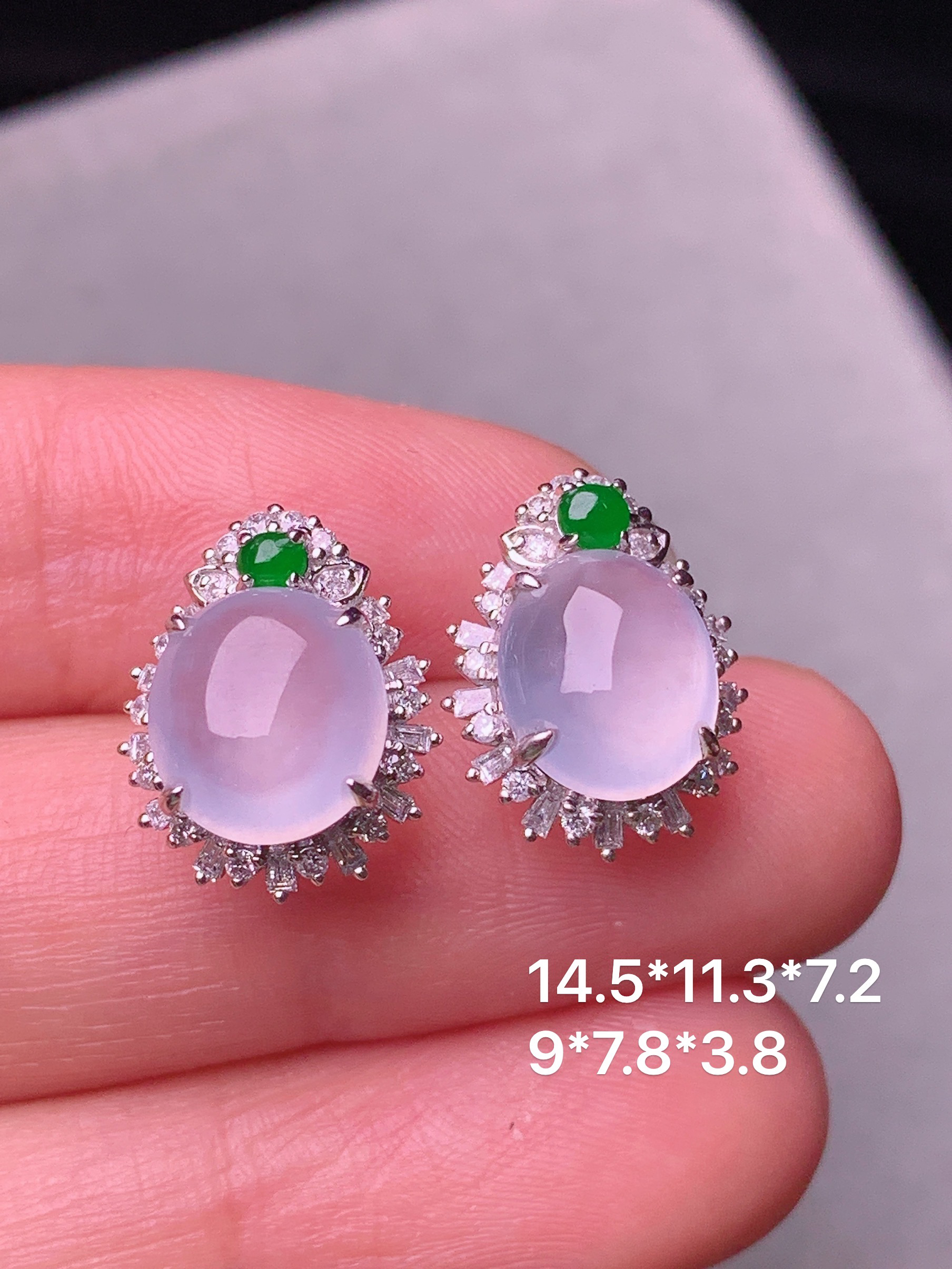 18k金钻镶嵌冰种蛋面耳钉 玉质细腻 色泽艳丽清新 水润亮眼 整体尺寸14.5*11.3*7.2b2