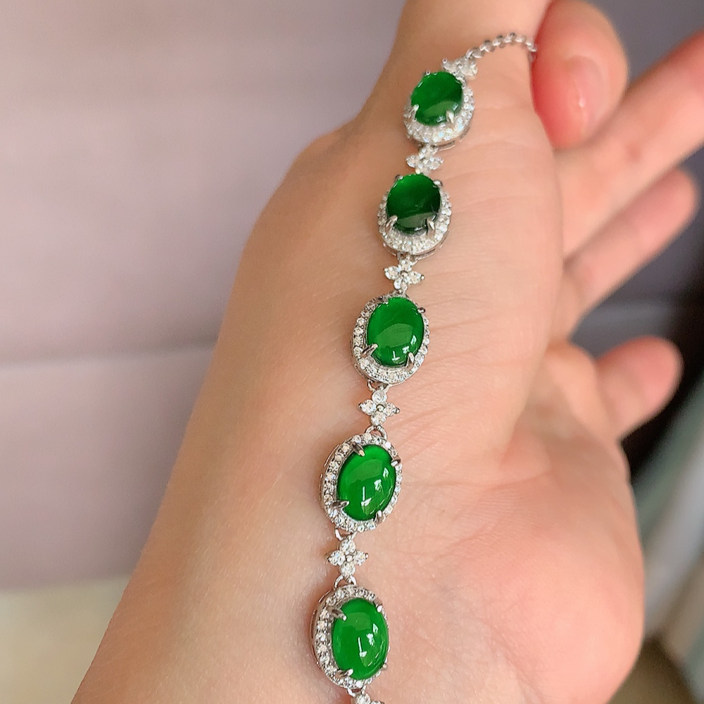 冰润满绿翡翠蛋面手链，水水润润，珠圆玉润，颜色鲜艳，妙明清净，清秀高雅，佩戴效果优雅迷人！性价比超值