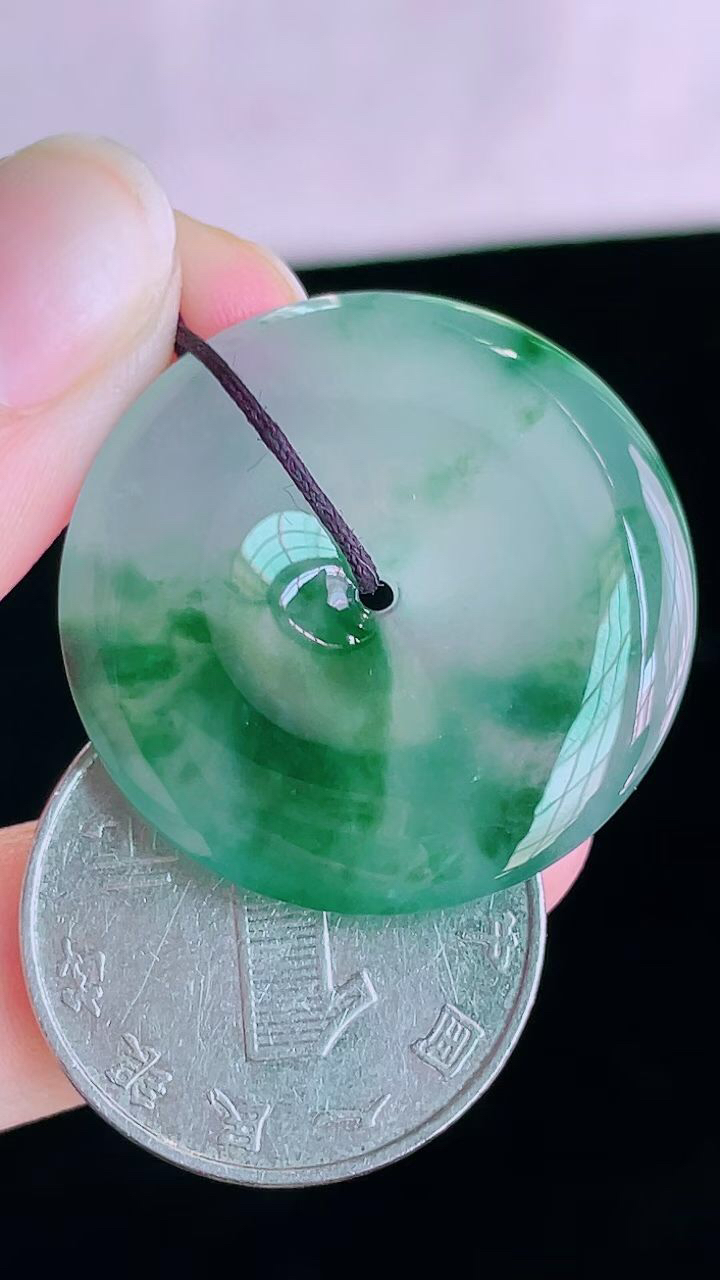 【翡翠名称】老坑种冰飘花满胶平安扣吊坠
【翡翠尺寸】直径厚度30/5.2mm
【翡翠描述】宝贝种老水足，玉质细腻，色泽靓丽，性价比高，佩戴效果好！
【其它赠送】权威证书/精美挂绳盒子/支持全国复检