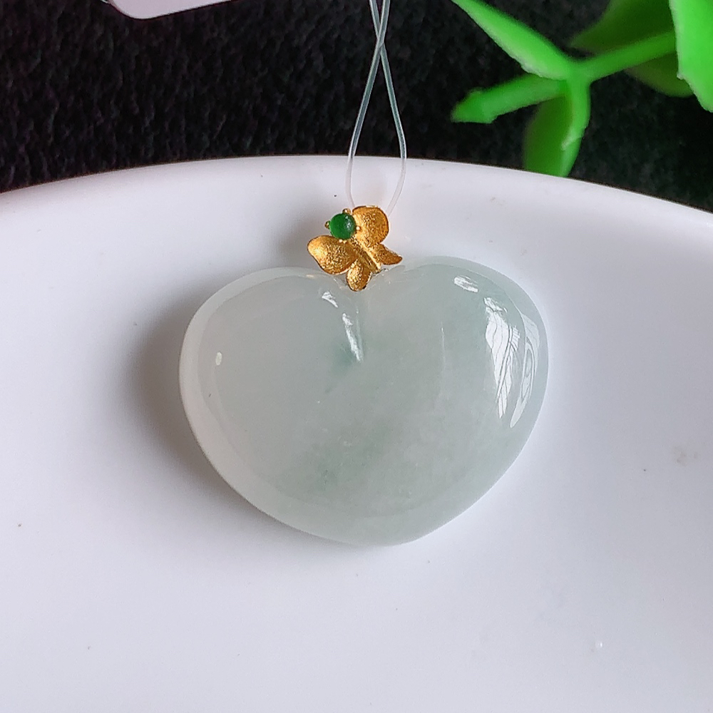 18k金镶嵌冰润心形吊坠 玉质细腻 色泽清新艳丽 W49.28  尺寸：16-20-5.3mm