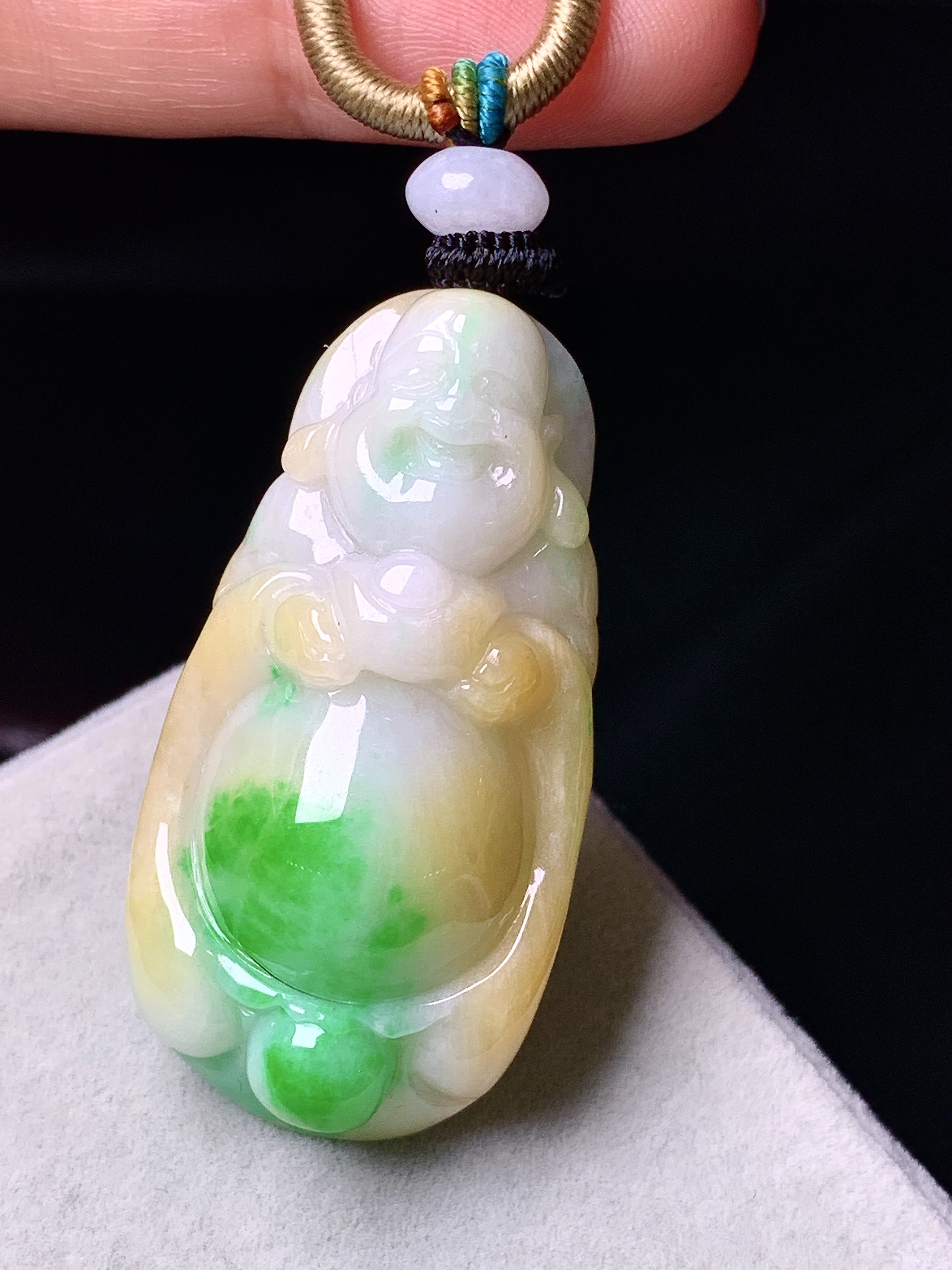 飘黄绿佛公吊坠 玉质细腻 色泽艳丽清新 水润亮眼 整体尺寸42.5*21.8*12.5w1