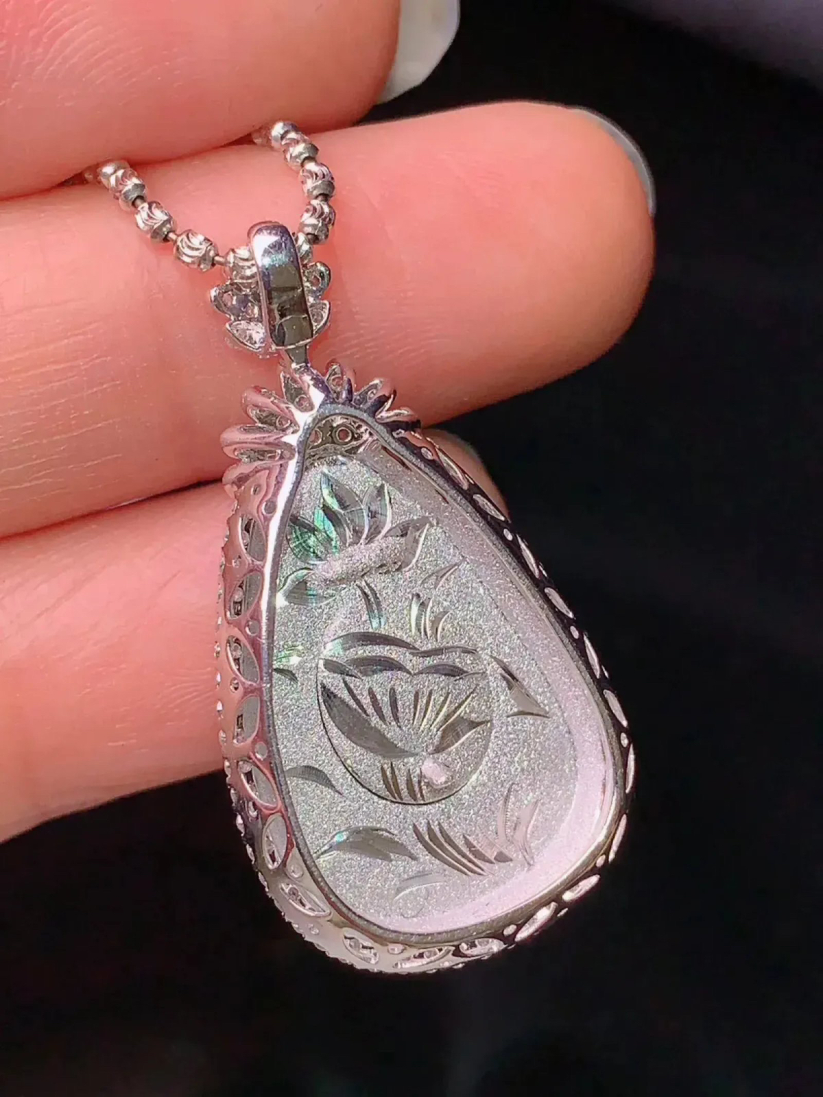 18k金钻镶嵌满绿如意吊坠 玉质细腻 色泽艳丽 整体尺寸32*17.3*7