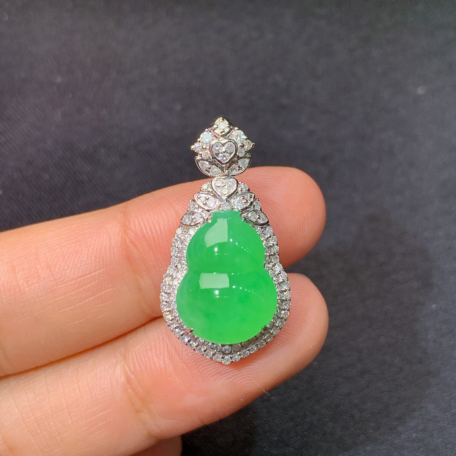 冰阳绿葫芦吊坠，18k金镶嵌，冰润色阳，玉质细腻，种水足，Yh1 尺寸27.1*14.1*9.6