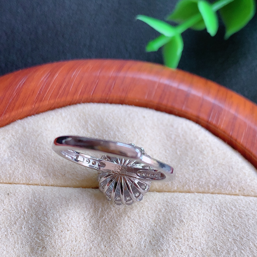 冰润满绿精美环形翡翠戒指  玉质细腻  冰清玉润  飘花灵动  颜色漂亮  W815.28   内径尺寸：17-11-9mm  裸石尺寸：8.3-6.6mm